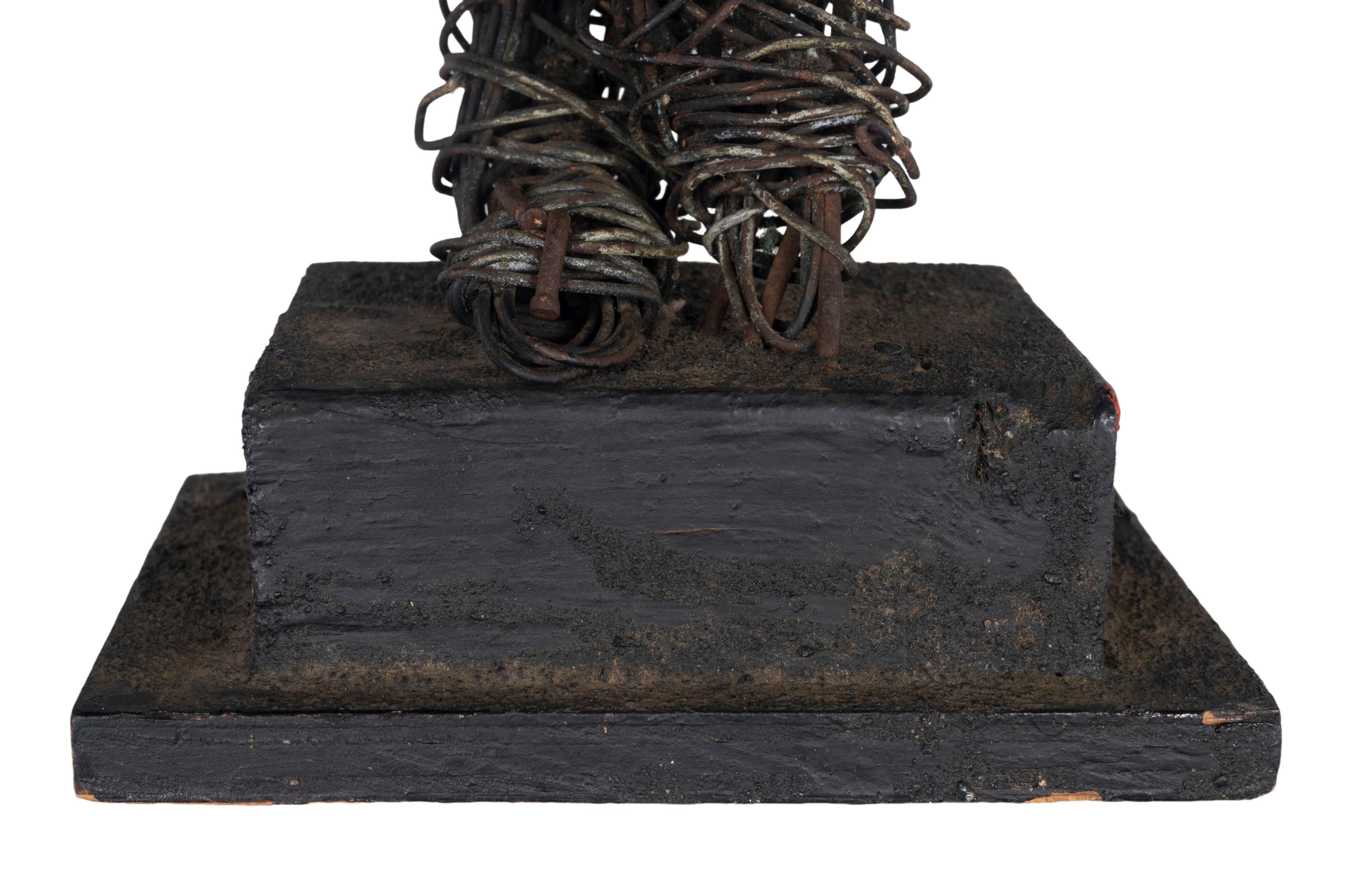 Eduardo Torres MCM Wire Newspaper Reader Sculpture siglo XX en venta