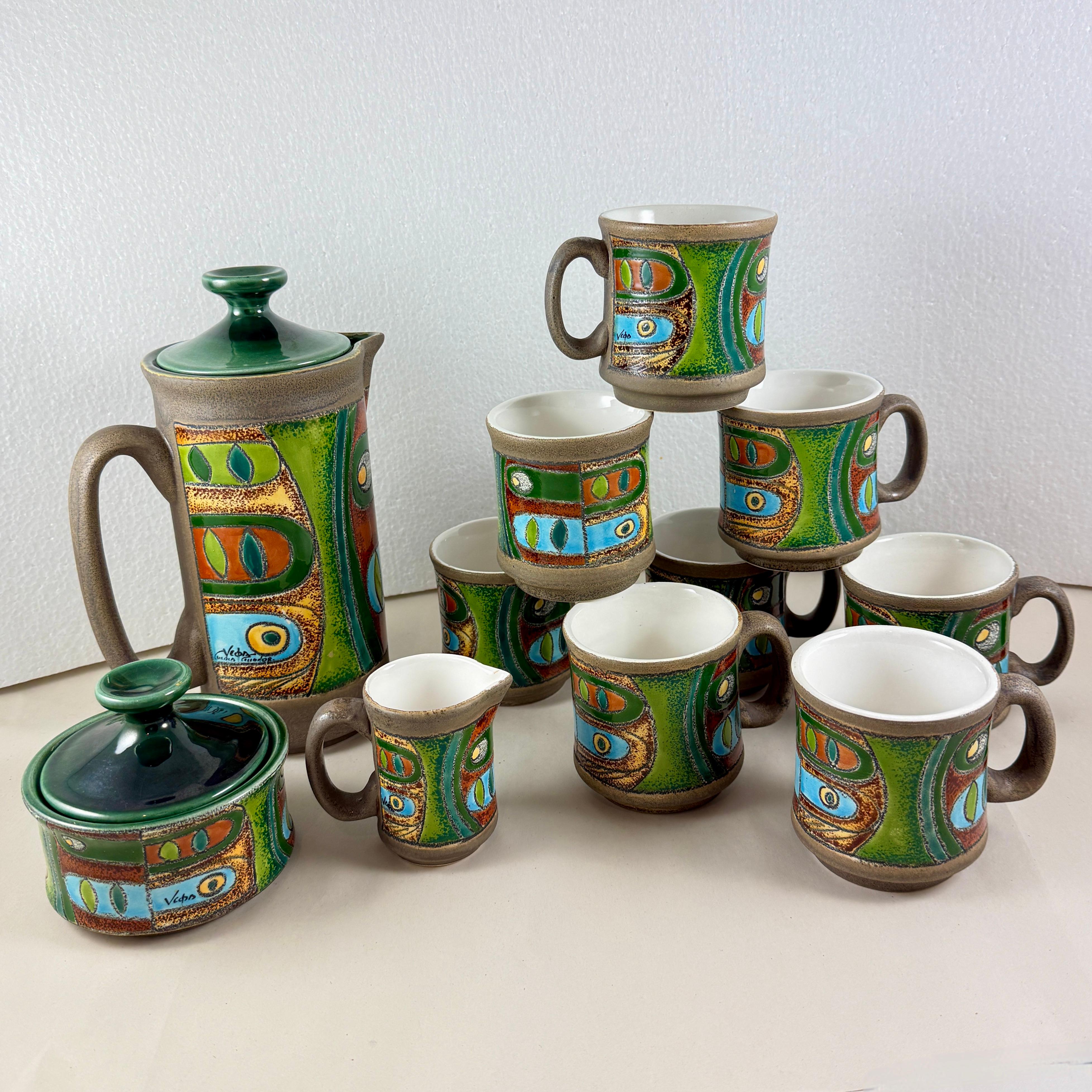 Vega-Keramik-Kaffeeservice für acht Personen aus der Mitte des Jahrhunderts, hergestellt von Eduardo Vega - Ecuador, Südamerika - ca. 1970er Jahre

In den frühen 1970er Jahren war Eduardo Vega, ein ecuadorianischer Keramiker und Wandmaler,