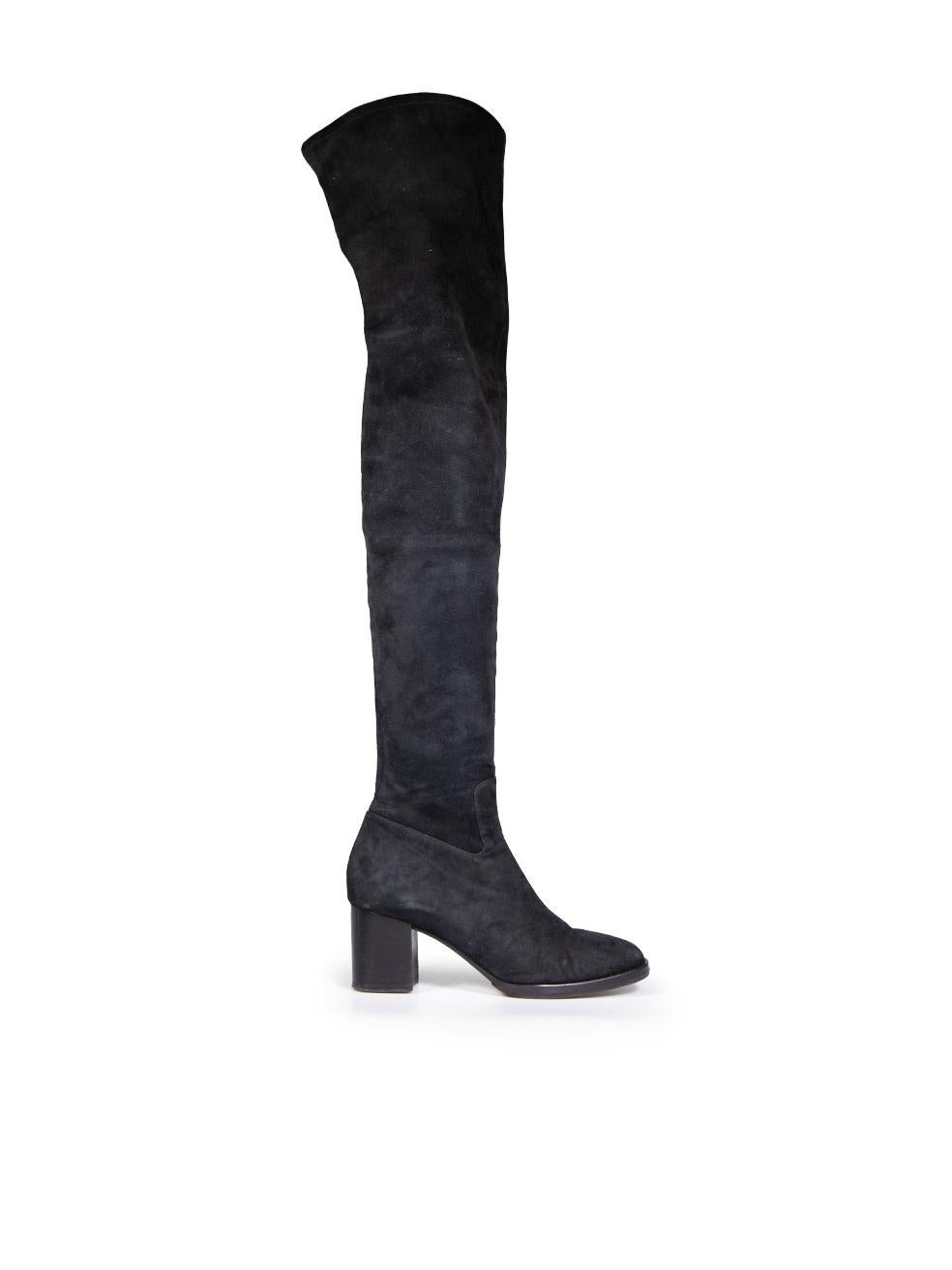L'ÉTAT est très bon. L'usure minimale des bottes est évidente. Usure minimale des talons avec des rayures mineures. Abrasion à la pointe et au contrefort arrière de la chaussure gauche et froissement à l'extérieur en daim de la boîte à orteils des