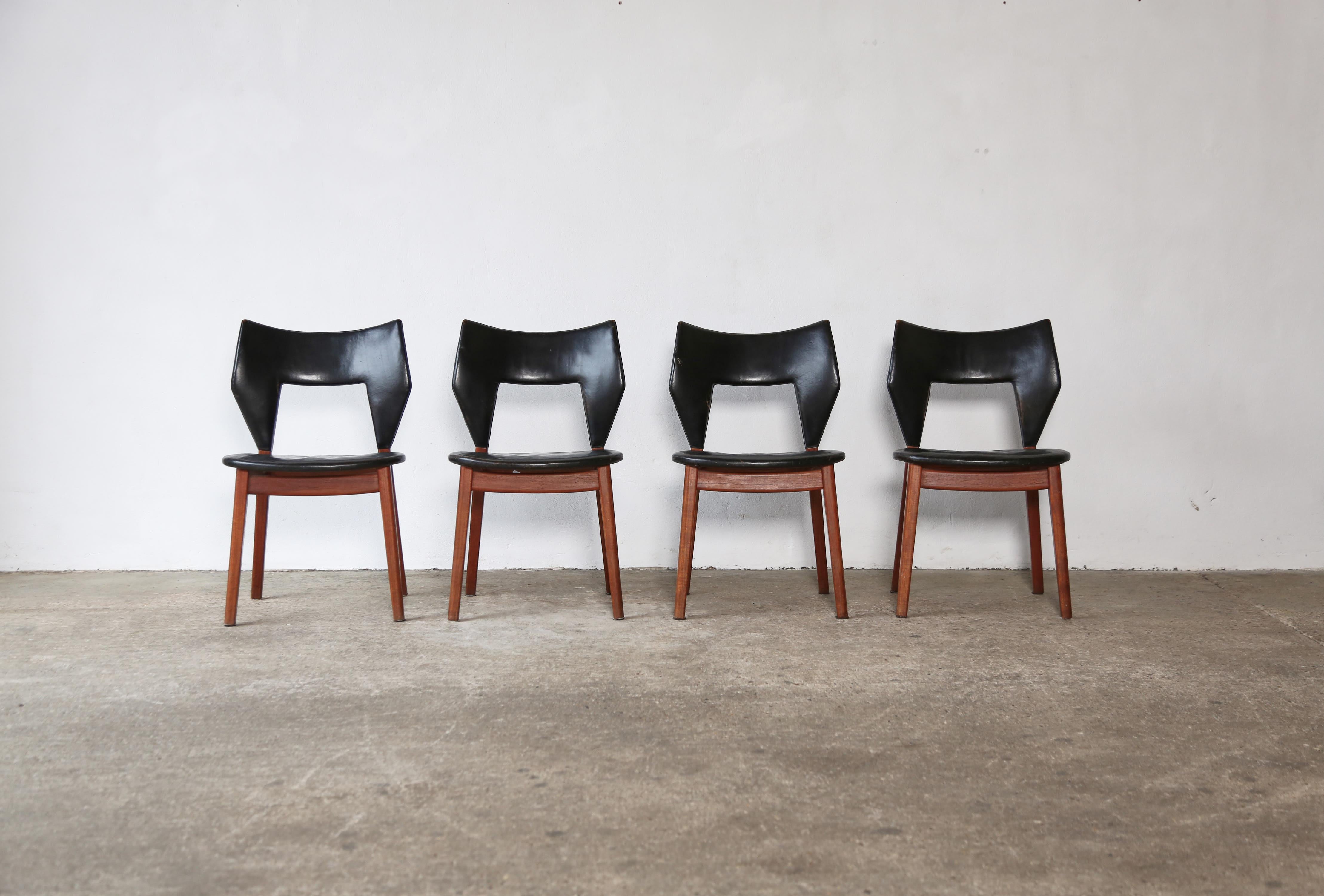 Rare ensemble de quatre chaises de salle à manger Tove et Edvard Kindt-Larsen, produites par Thorald Madsens Snedkeri, Danemark, années 1950/60.  En bon état structurel avec des signes mineurs d'âge et d'utilisation du cuir d'origine.  Chaque chaise