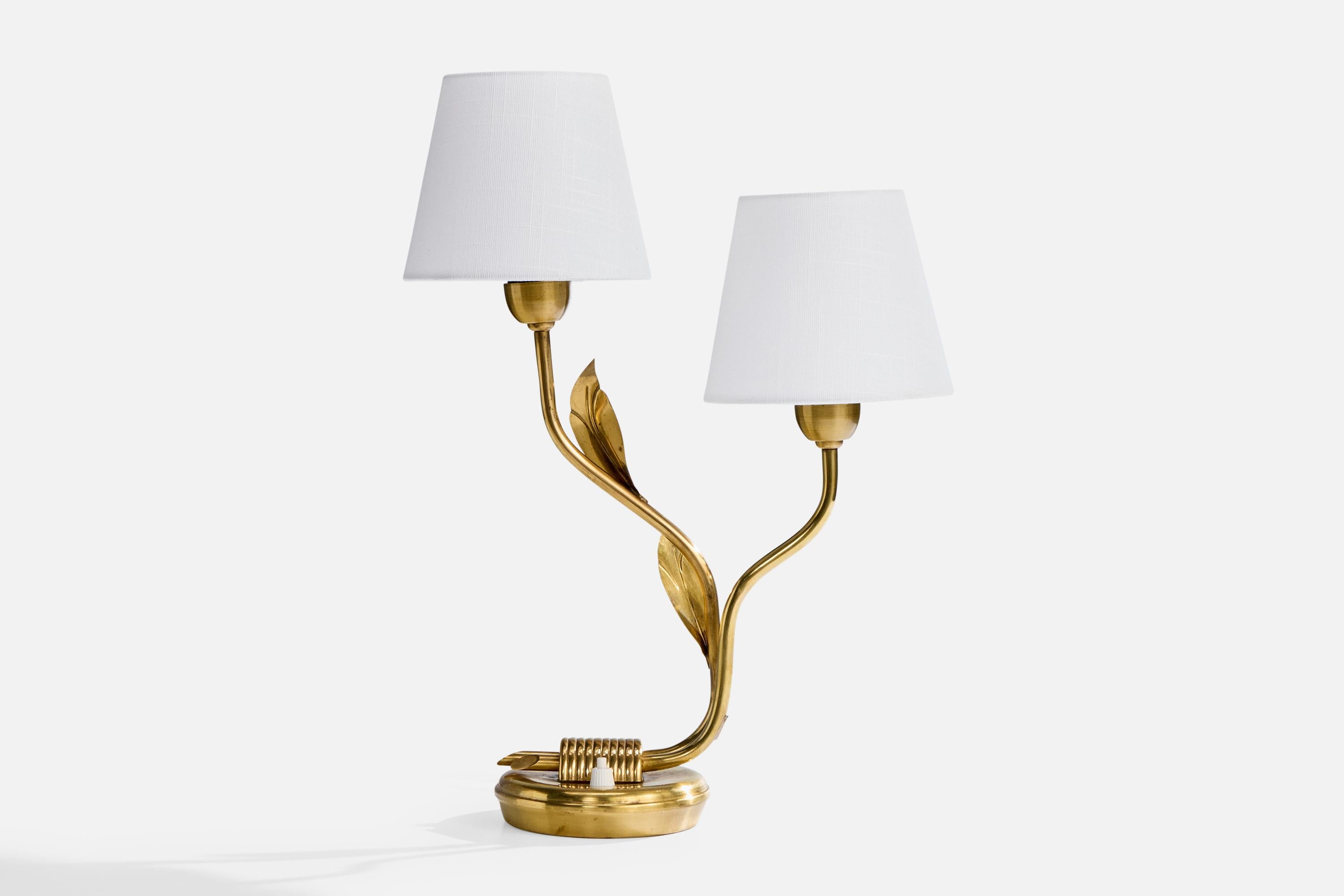 Lámpara de mesa de latón y tela blanca diseñada por Edvard Hagman y producida por EHAB, Suecia, c. 1950.

Oxidación presente en el latón

Dimensiones totales (pulgadas): 18 