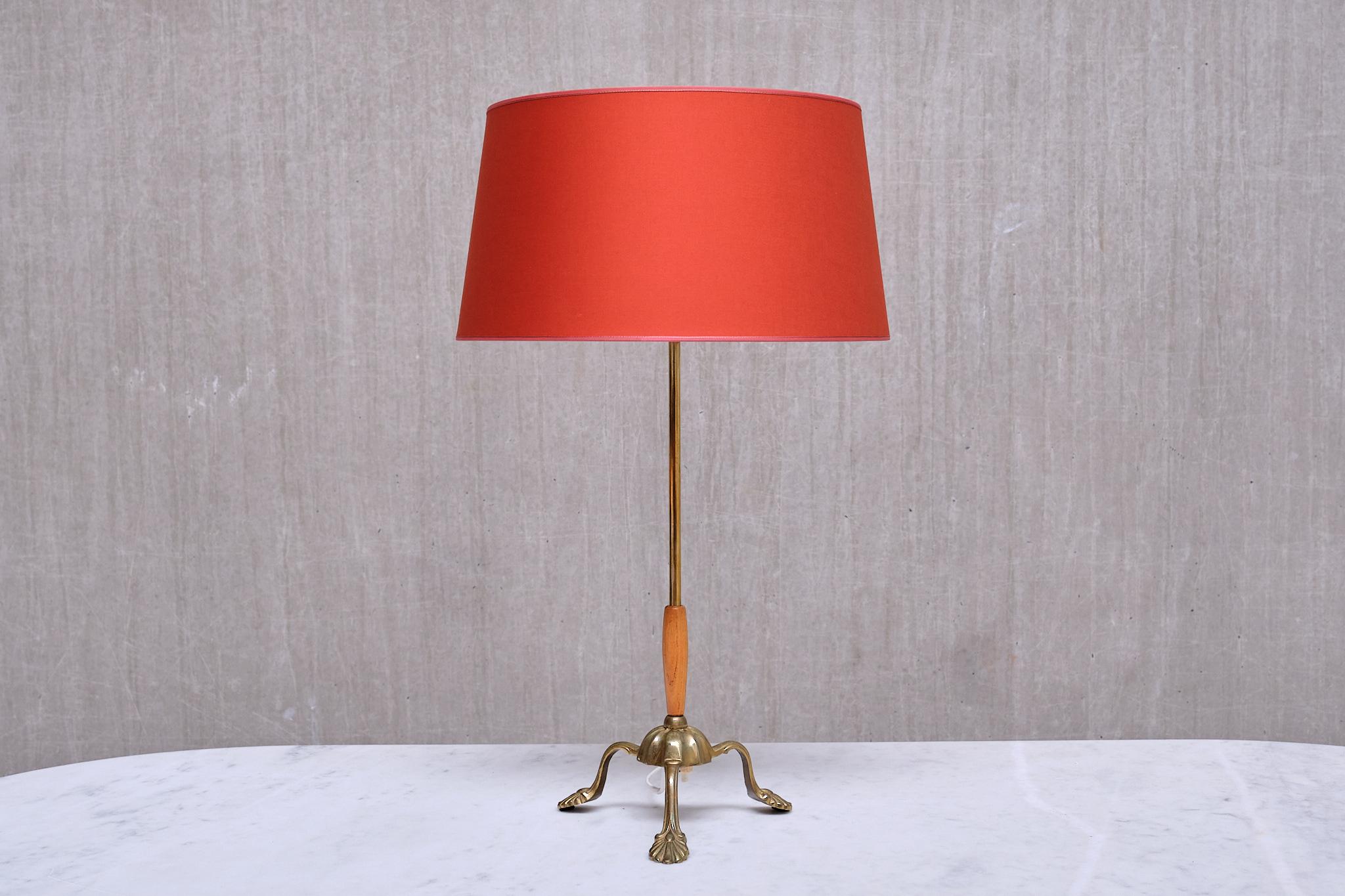 Lampada da tavolo Edvard Hagman in ottone, olmo e paralume vermiglio, Svezia, anni '40 in vendita 4