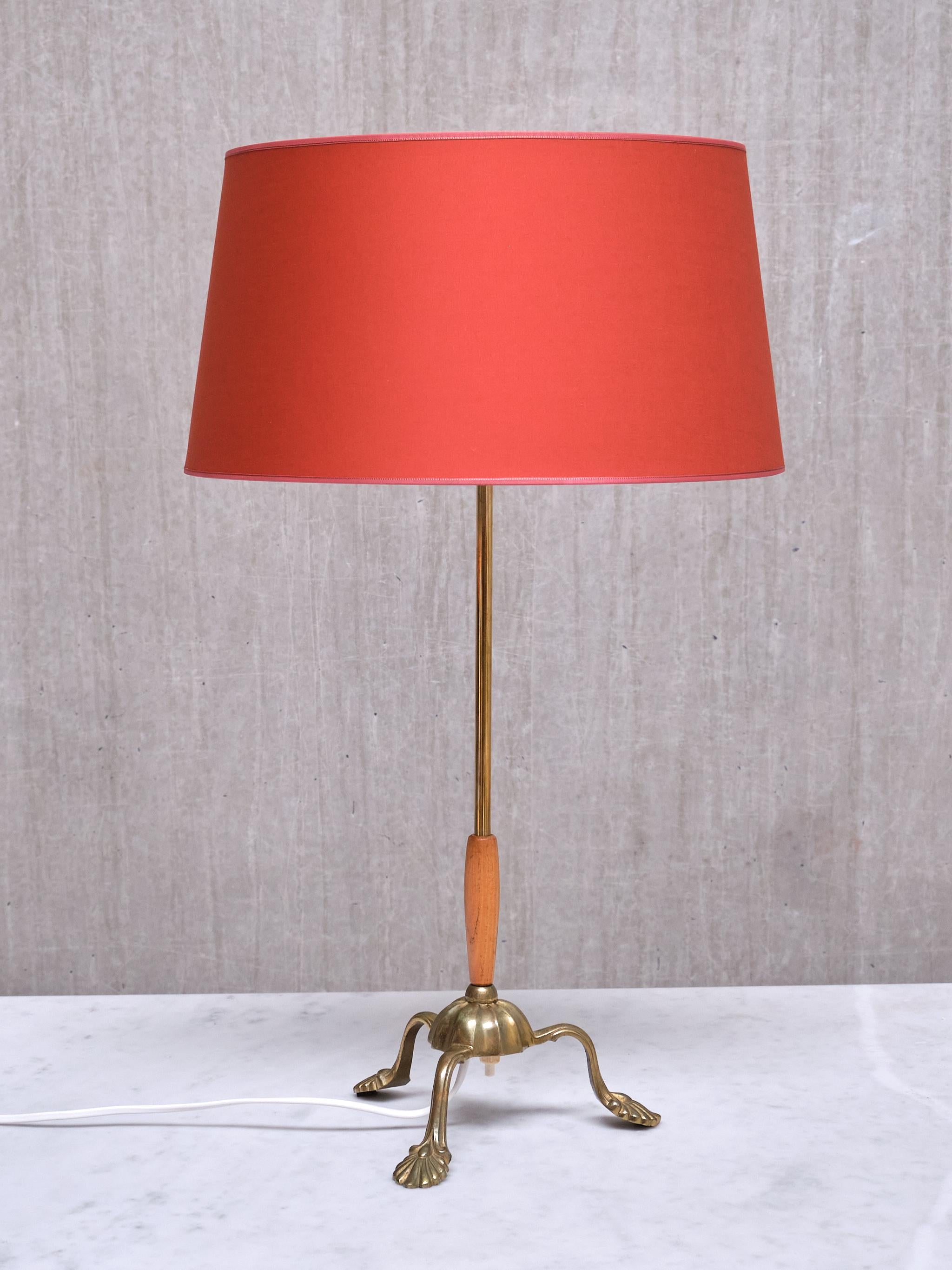 Questa rara lampada da tavolo è stata progettata e prodotta da Edvard Hagman in Svezia alla fine degli anni Quaranta. Il piede è contrassegnato dalle iniziali del produttore sulla parte inferiore delle gambe. L'eleganza classica e l'intricata