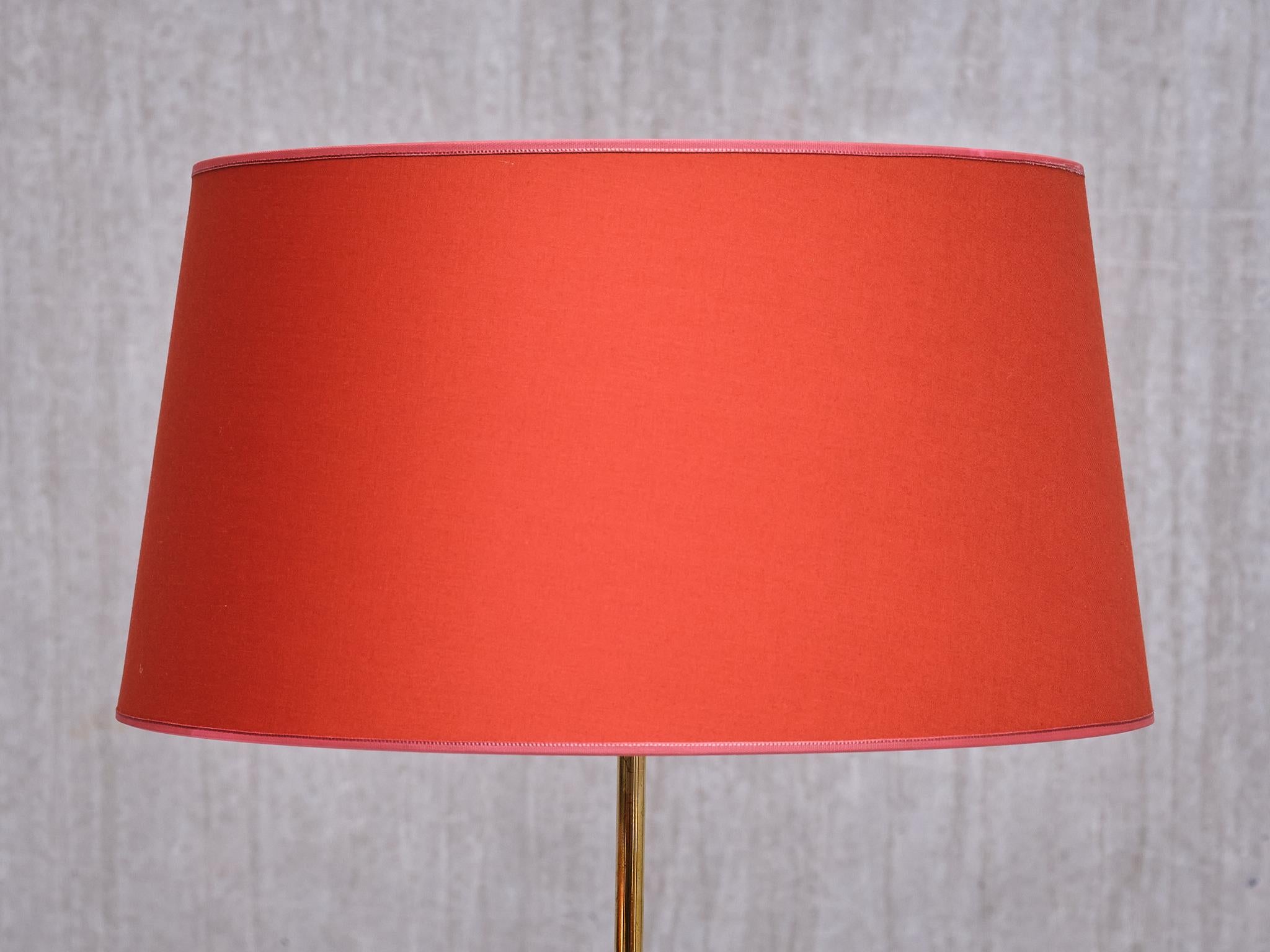 Scandinavo moderno Lampada da tavolo Edvard Hagman in ottone, olmo e paralume vermiglio, Svezia, anni '40 in vendita