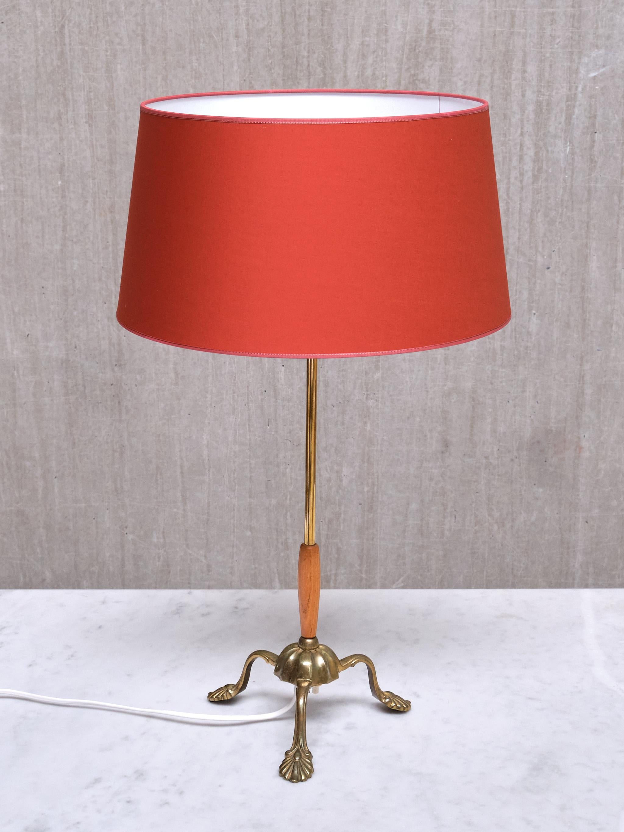 Svedese Lampada da tavolo Edvard Hagman in ottone, olmo e paralume vermiglio, Svezia, anni '40 in vendita