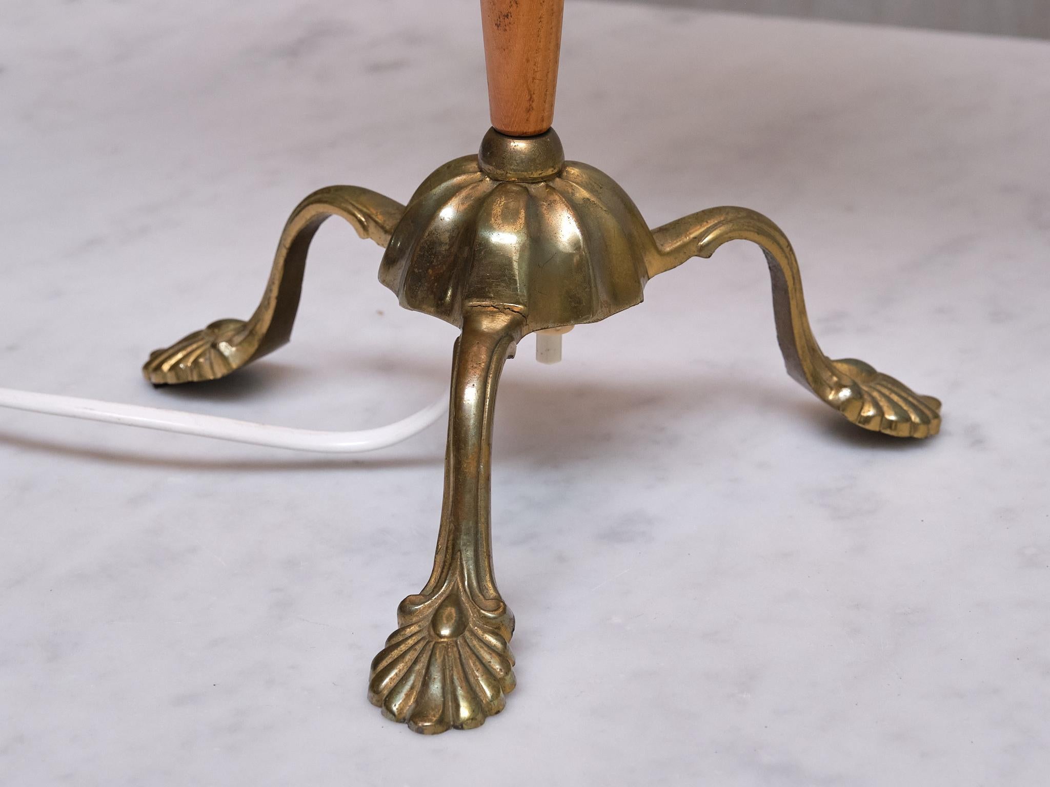 Lampada da tavolo Edvard Hagman in ottone, olmo e paralume vermiglio, Svezia, anni '40 In condizioni buone in vendita a The Hague, NL