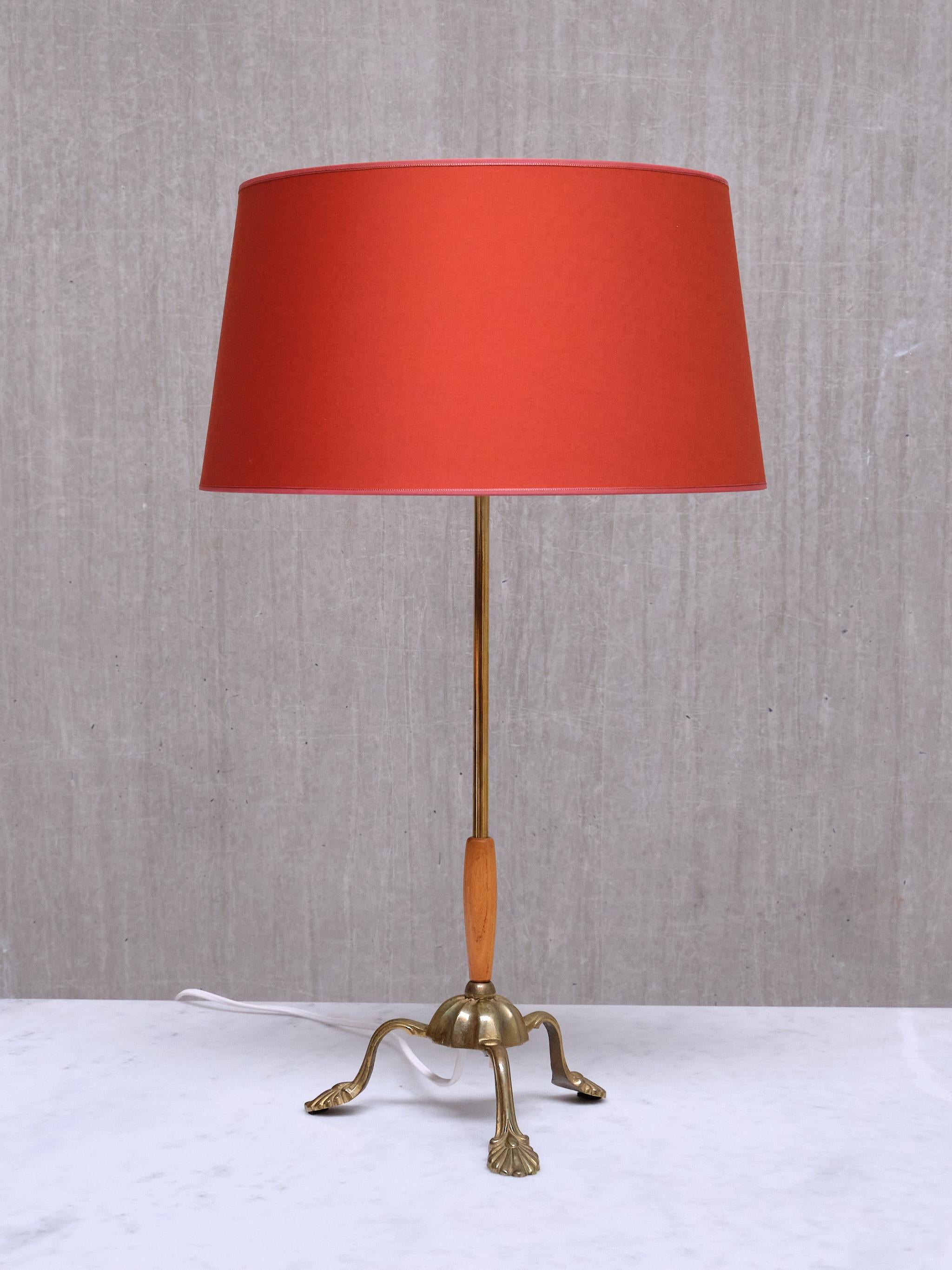 Metà XX secolo Lampada da tavolo Edvard Hagman in ottone, olmo e paralume vermiglio, Svezia, anni '40 in vendita