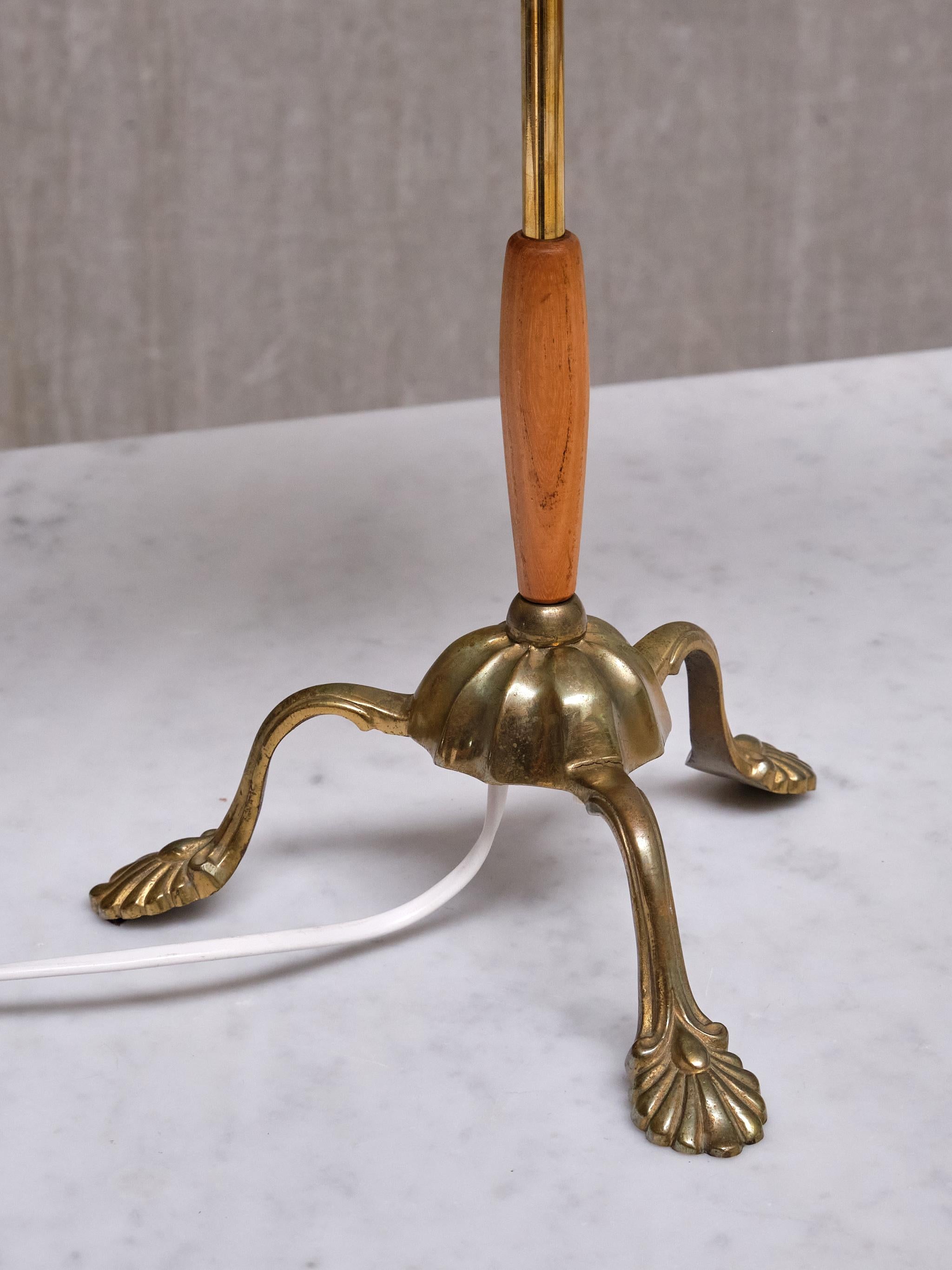Lampada da tavolo Edvard Hagman in ottone, olmo e paralume vermiglio, Svezia, anni '40 in vendita 2