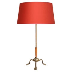 Lampada da tavolo Edvard Hagman in ottone, olmo e paralume vermiglio, Svezia, anni '40