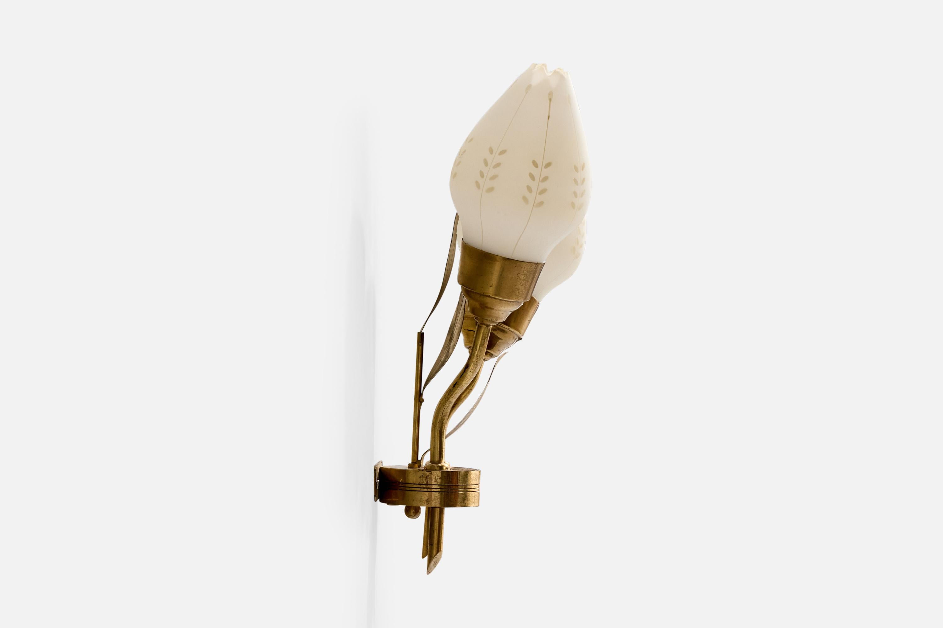 Suédois Edvard Hagman, applique murale, laiton, verre, Suède, années 1950 en vente