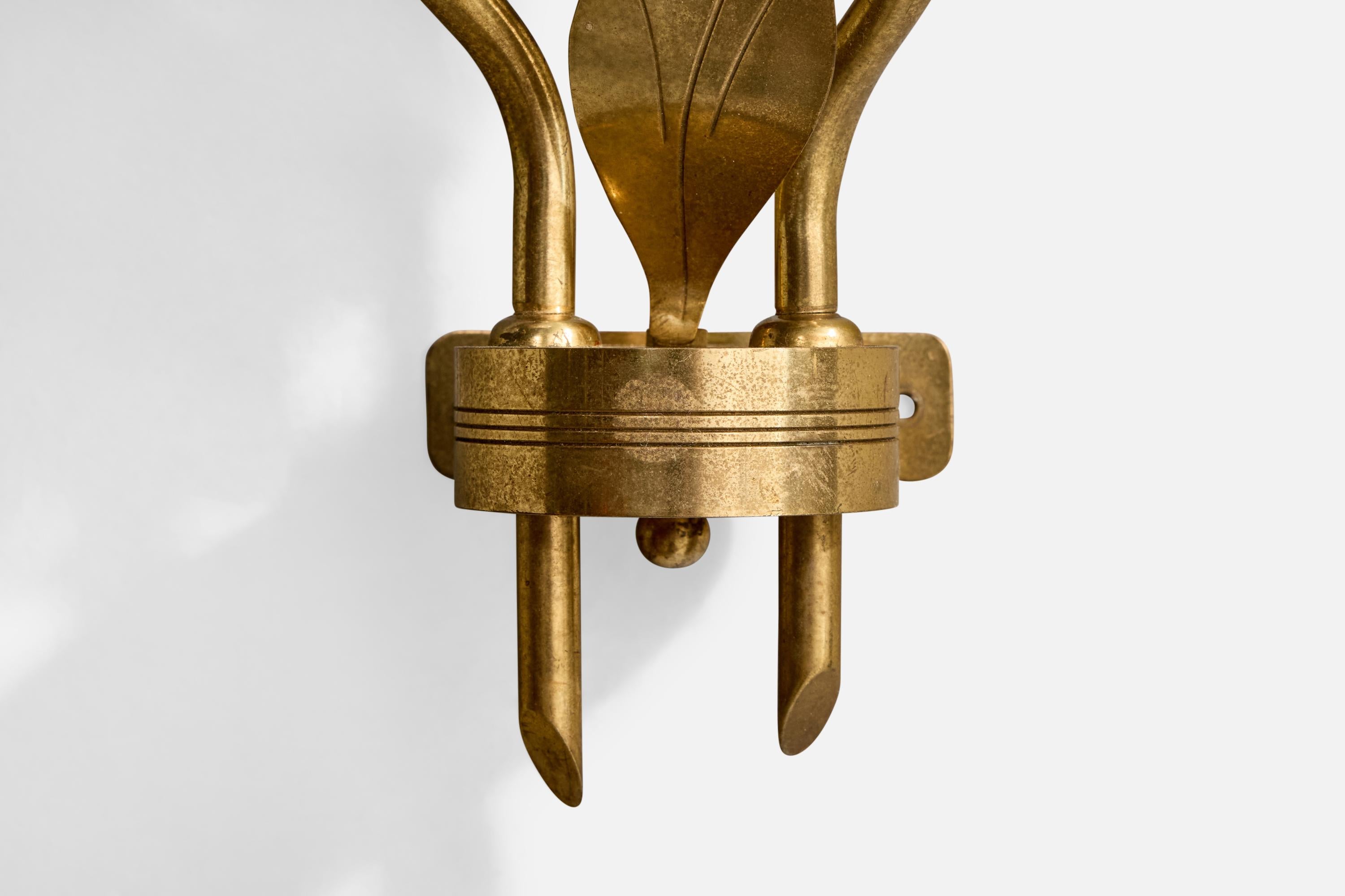 Milieu du XXe siècle Edvard Hagman, applique murale, laiton, verre, Suède, années 1950 en vente