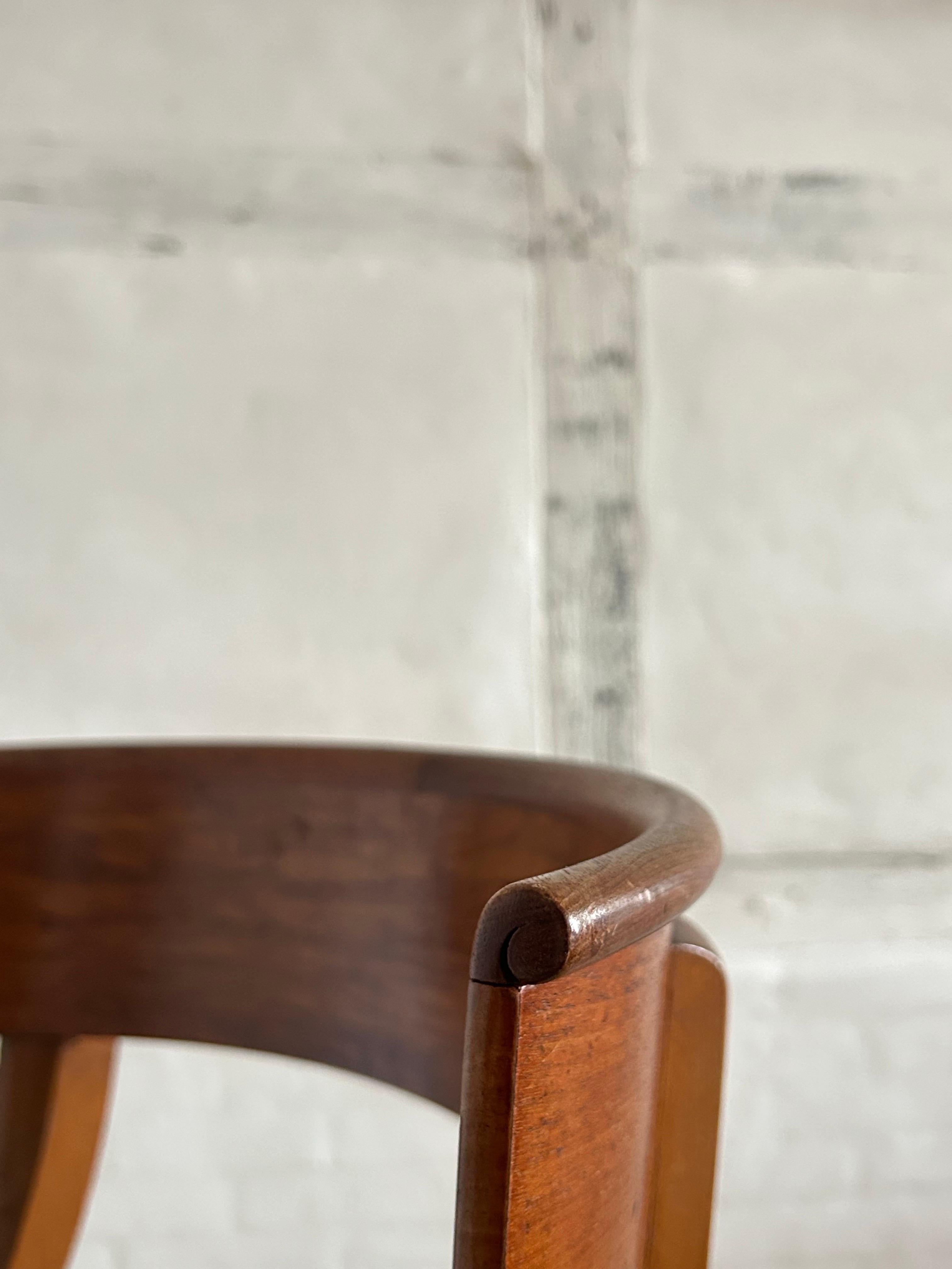 Chaise Klismos conçue par l'architecte danois Edvard Thomsen (1884-1980) en 1924 pour le Gymnase Øregård à Hellerup, Copenhague. La chaise a été fabriquée par Rud Rasmussen, l'un des ébénistes danois les plus renommés, célèbre pour son savoir-faire