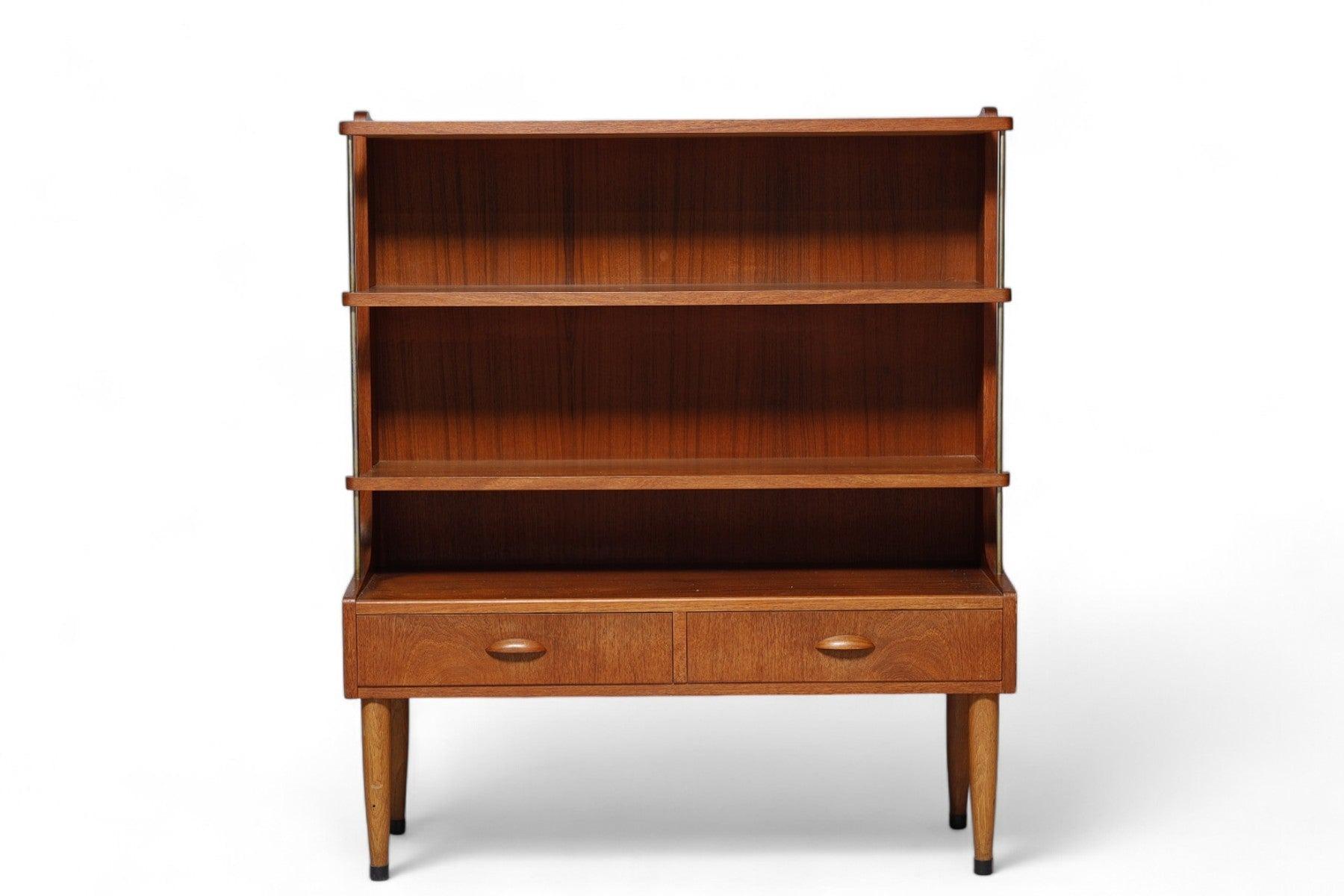 Origine: Danimarca
Designer: Edvard Valentinsen
Produttore: Edv. Fabbrica di mobili Valentinsen
Epoca: anni '50
Materiali: Teak, Oak
Misure: 39
