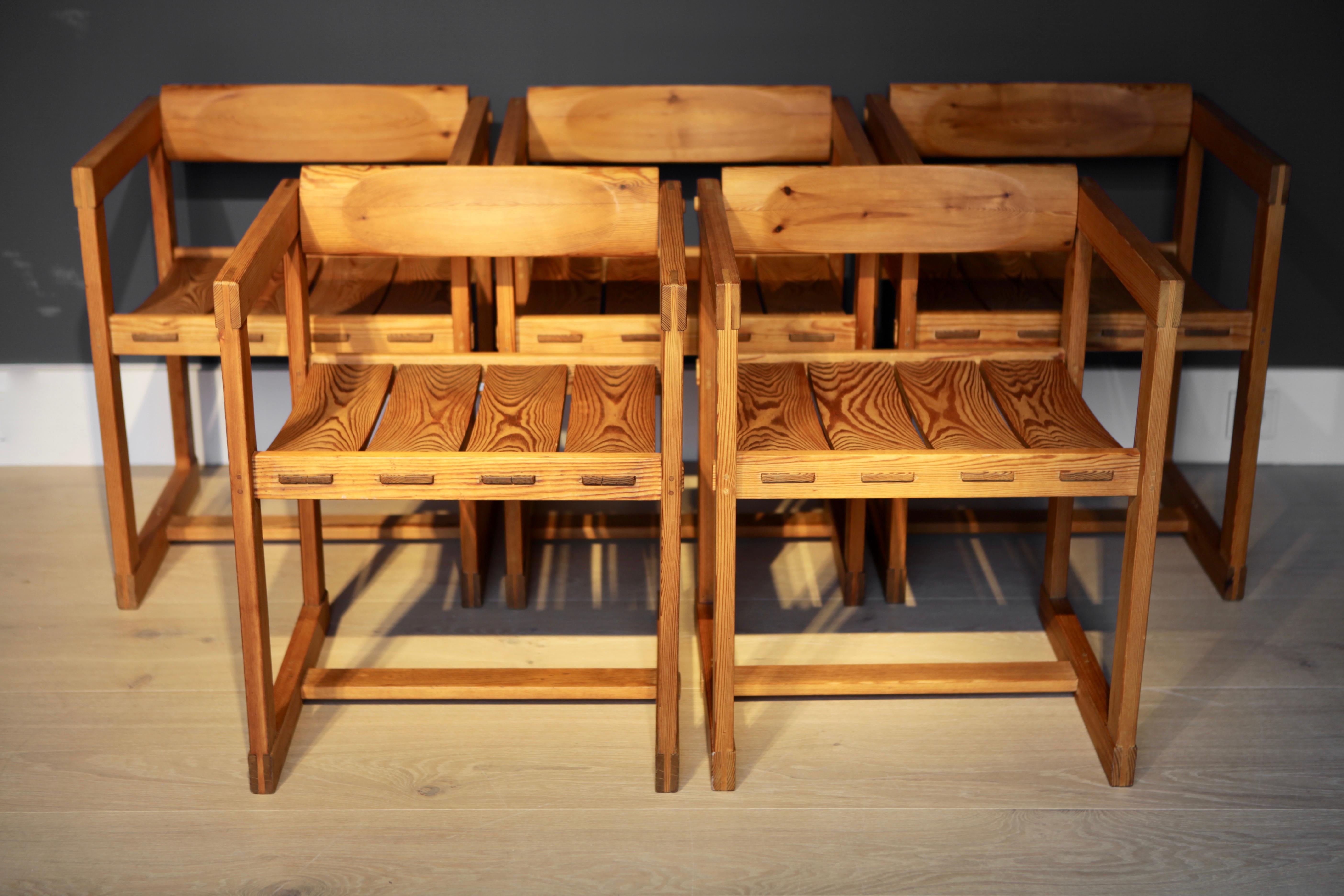 Ein Satz von 5 seltenen Esszimmerstühlen mit Armlehnen, entworfen von Edvin Helseth im Jahr 1965 in Norwegen und hergestellt von Trybo.
Die Stühle sind aus massivem Kiefernholz gefertigt und haben eine kippbare Rückenlehne für hohen