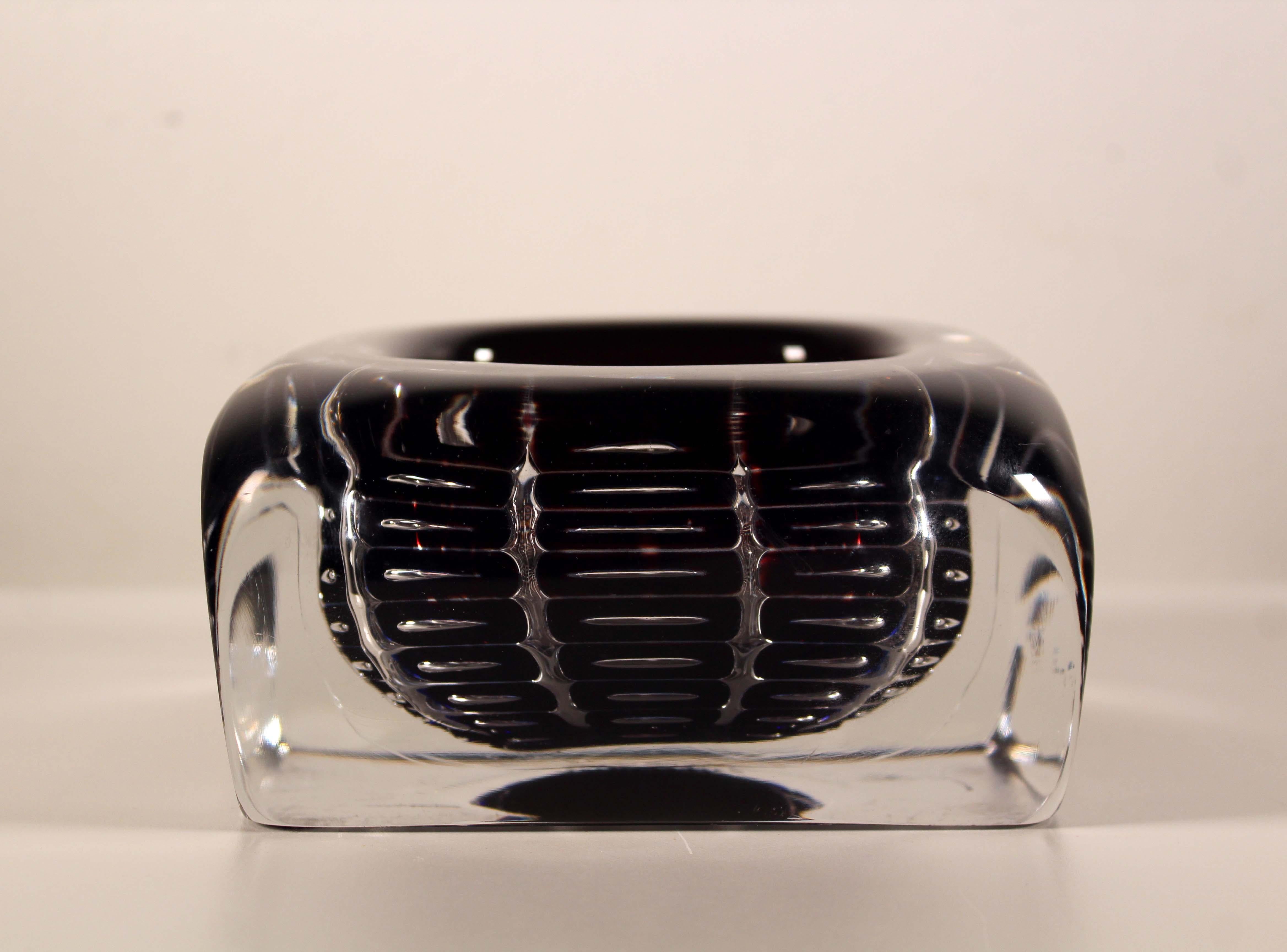 A sleek Mid-Century Modern glass bowl by Swedish artist Edwin Ohrstrom for Orrefors. Circa 1950s. This is the “Ariel” design. Etched on bottom details with no. 337F. An example of Ohrstrom’s ariel technique, which he had invented together with the