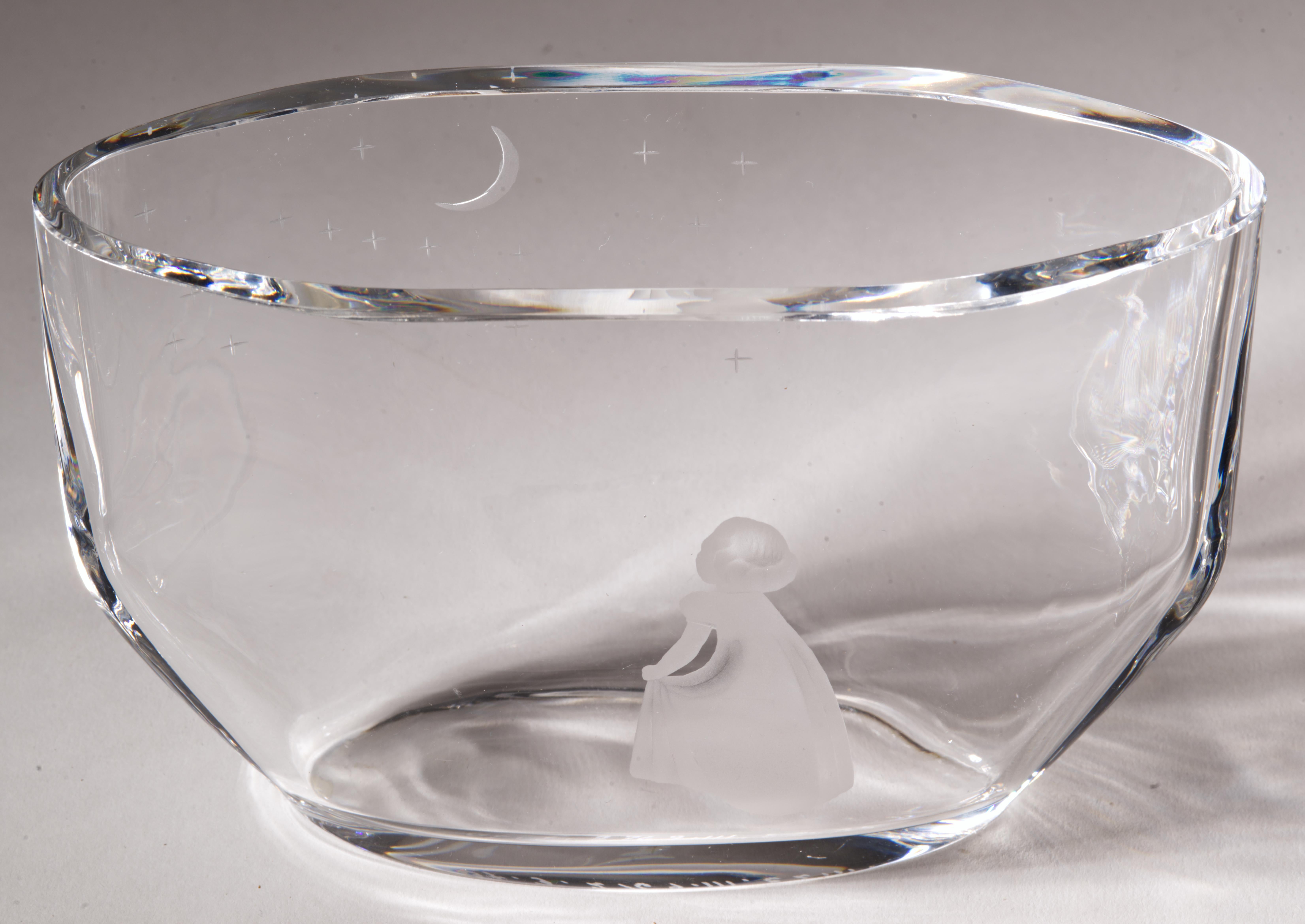 Mid-Century moderno Edvin Öhrström per Orrefors Vaso di cristallo inciso, 1942 The Scandinavian Modern in vendita