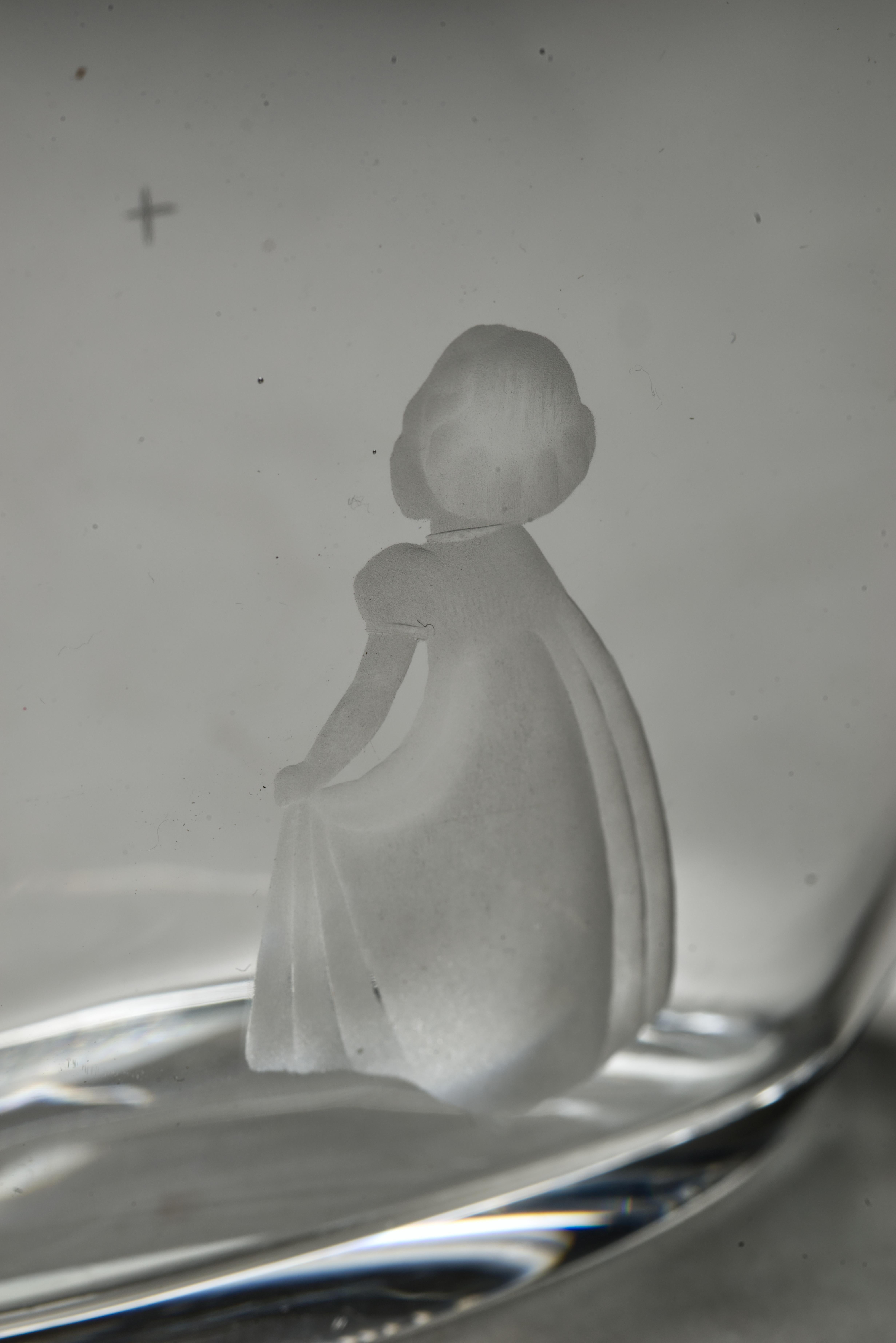 Edvin Öhrström per Orrefors Vaso di cristallo inciso, 1942 The Scandinavian Modern In condizioni buone in vendita a Clifton Springs, NY