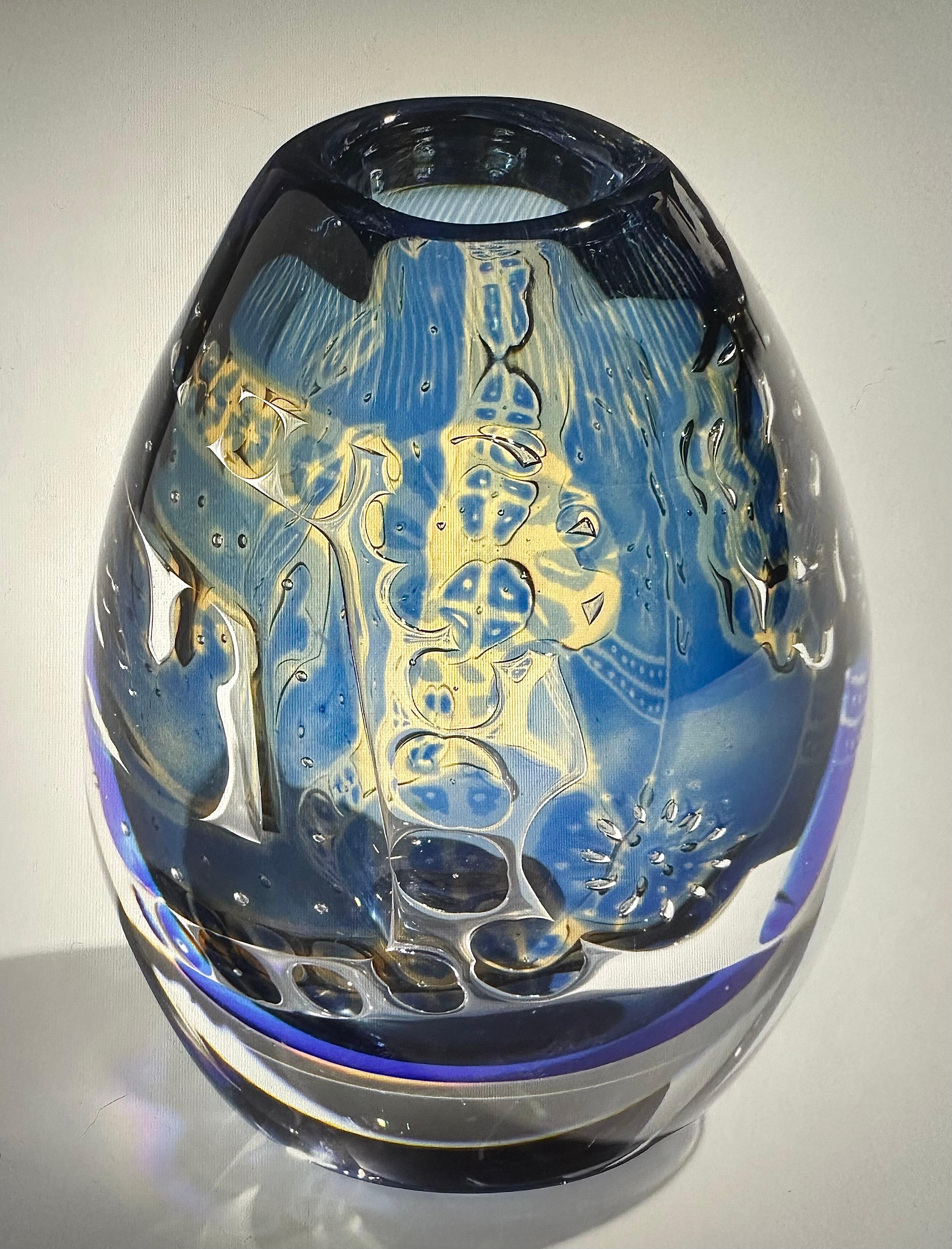 Mid-Century Modern Vase d'art Ariel d'Edvin Ohrstrom Orrefors en verre bleu et jaune vibrant signé  en vente