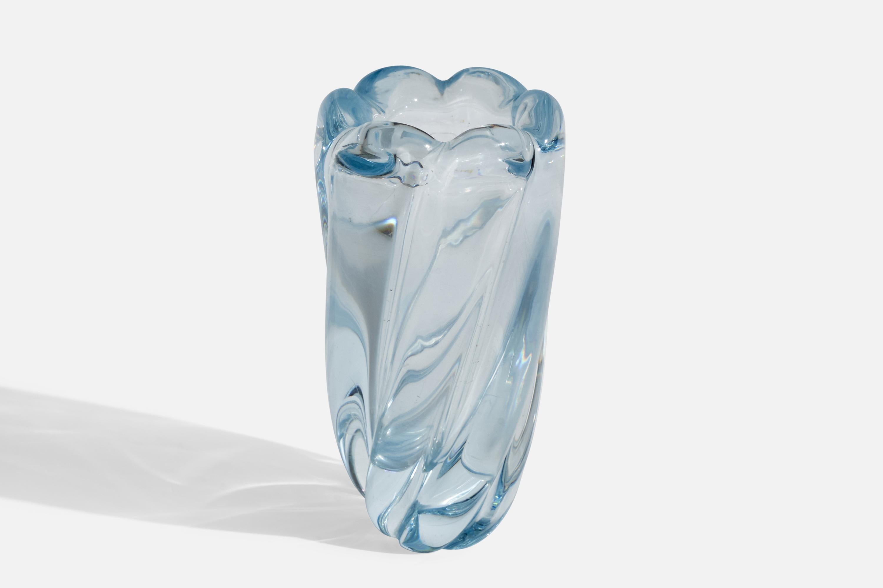 Vase en verre soufflé bleu conçu par Edvin Öhrström et produit par Orrefors, Suède, vers les années 1940.

