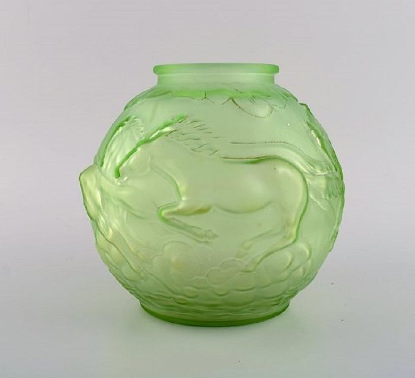 Edvin Ollers (1888-1959) for Elme. Round Art Deco vase in green frosted pressed art glass with galloping horses. Swedish design, 1930s.
Measures: 19 x 17 cm.
In excellent condition.