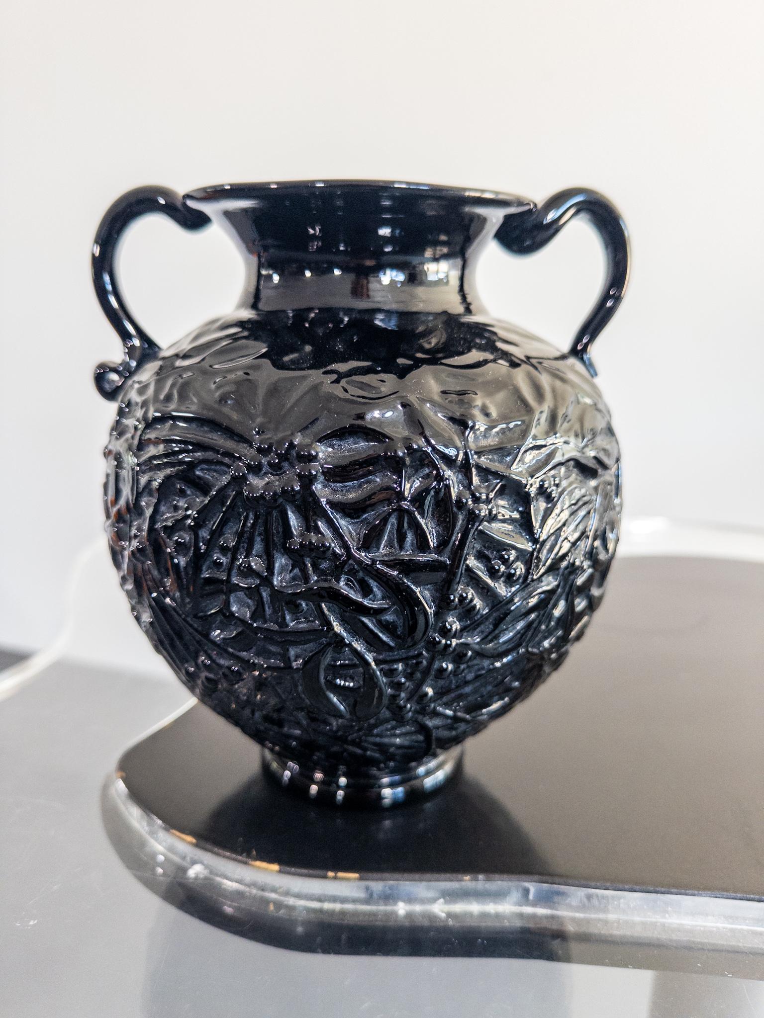 Un raro e sorprendente vaso in vetro nero disegnato da Edvin Ollers nel 1928 e prodotto da Elme Glasbruk, in Svezia, tra la fine degli anni Venti e l'inizio degli anni Trenta. Questo modello, noto come 