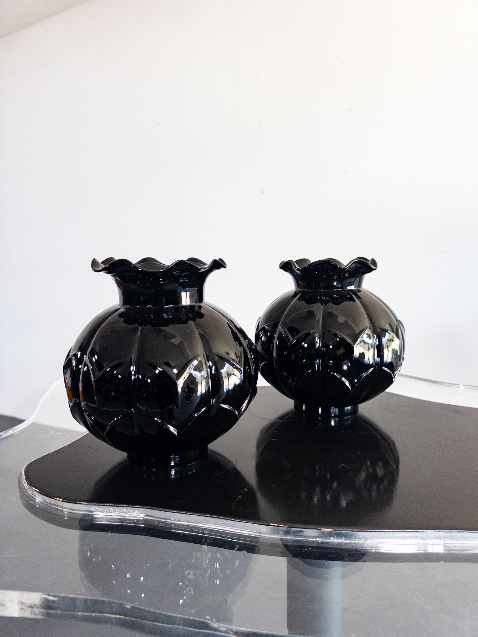 Eleganti e rari vasi in vetro nero disegnati da Edvin Ollers per Elme Glasbruk, Svezia, circa 1920/30 anni. Questi vasi Art Déco di grande impatto presentano un corpo scultoreo e bulboso con profonde scanalature verticali e un bordo splendidamente