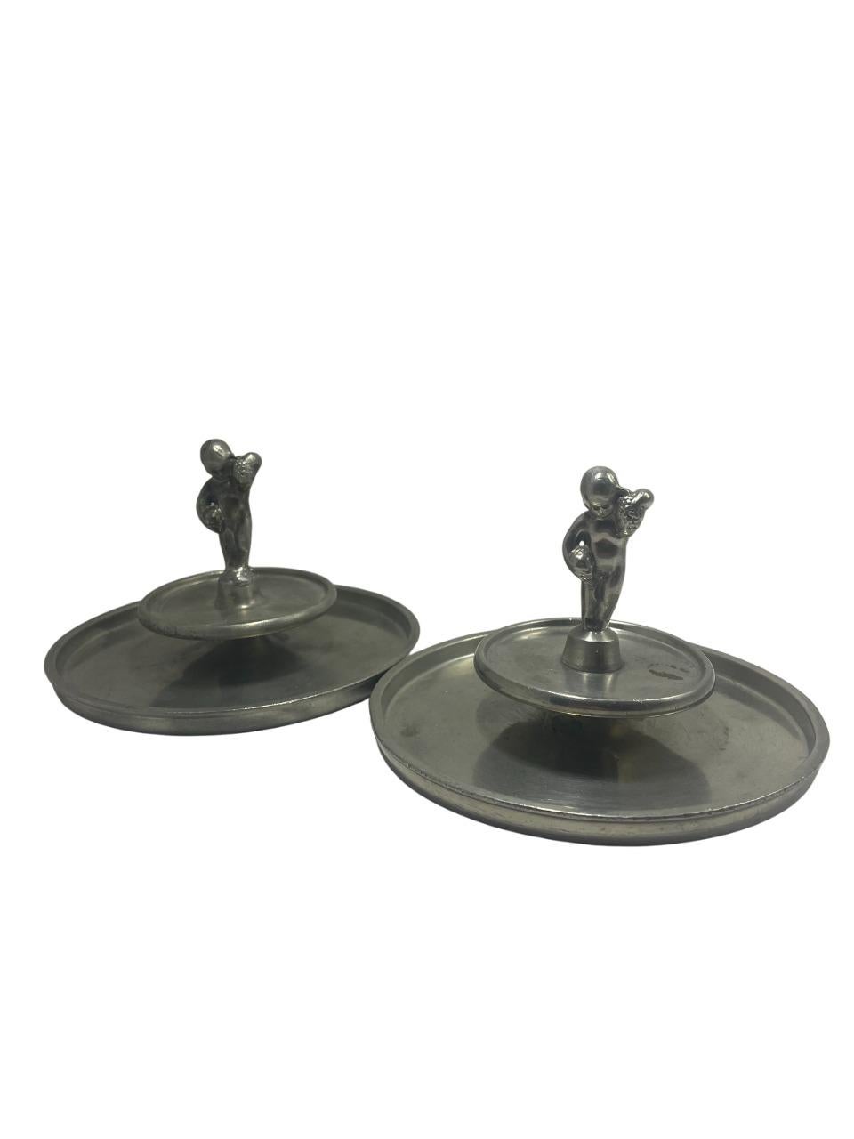 Diseñadas por el famoso artista sueco Edvin Ollers en 1928, este encantador par de bandejas de estaño ejemplifica la refinada artesanía y el estilo decorativo del diseño escandinavo de principios del siglo XX. Cada bandeja tiene una elegante forma