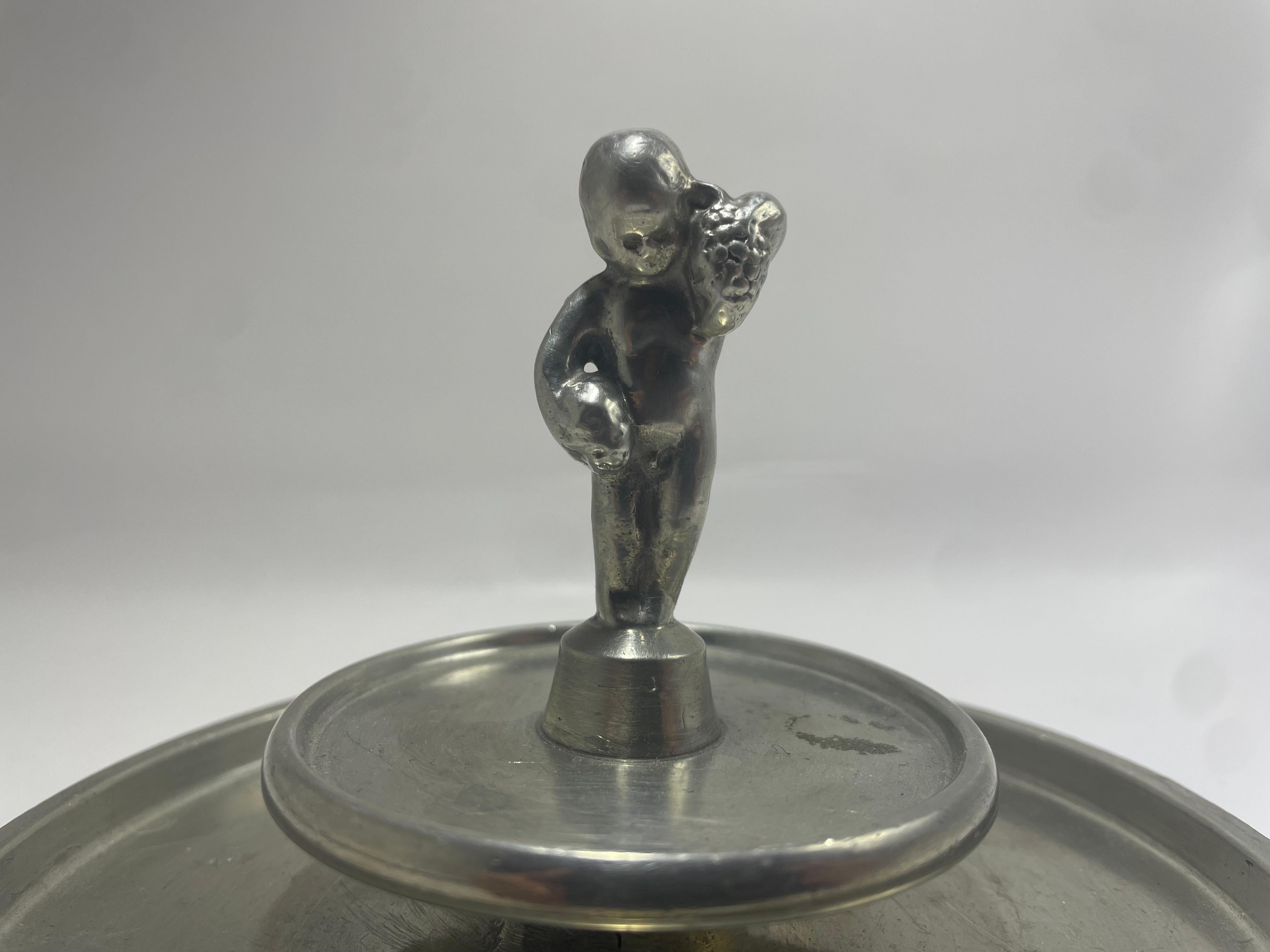 Pareja de bandejas de peltre Edvin Ollers con remate de figurita - Suecia, 1928 Escandinavo moderno en venta
