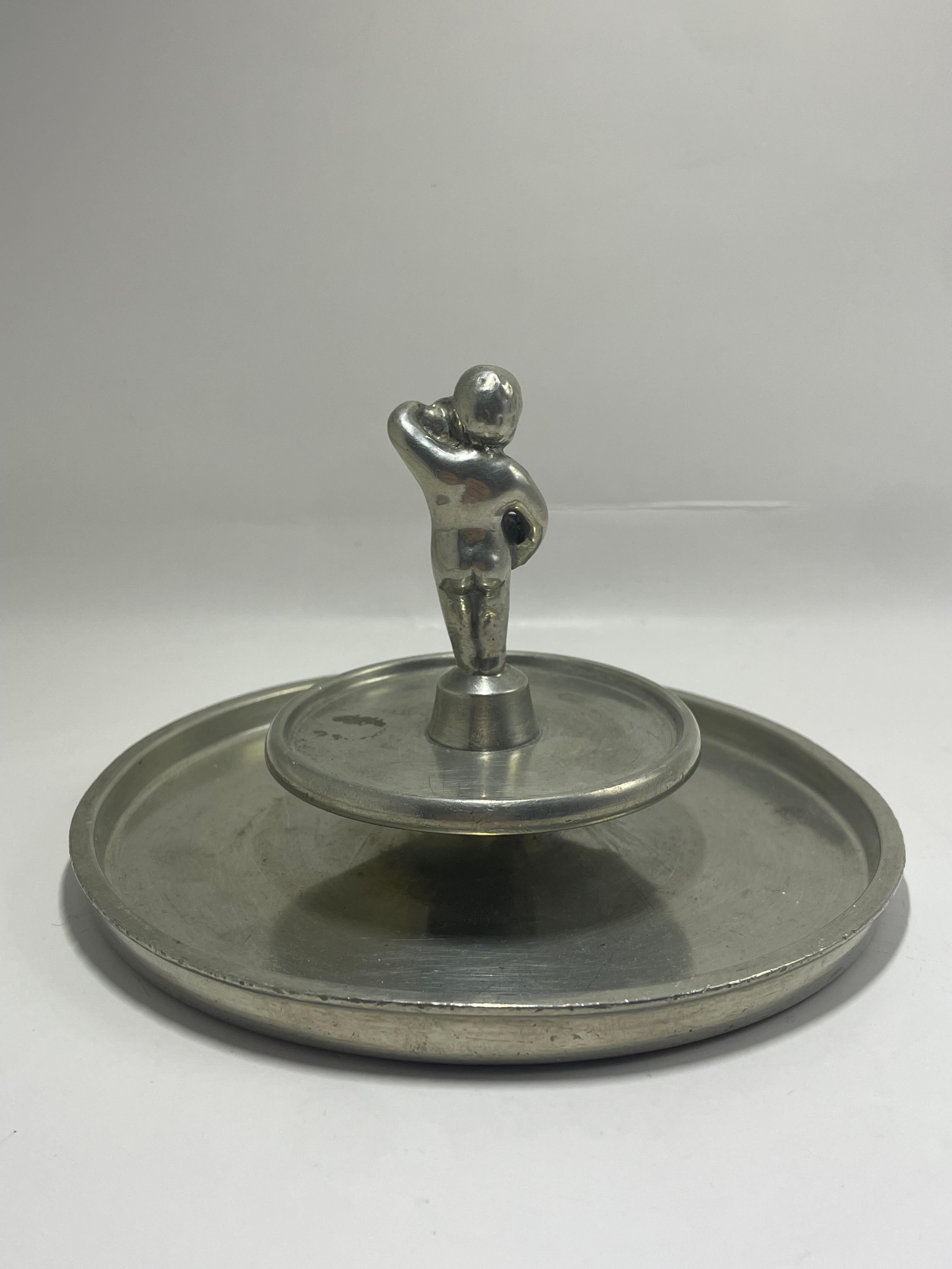 Pareja de bandejas de peltre Edvin Ollers con remate de figurita - Suecia, 1928 Sueco en venta