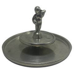 Paire de plateaux en étain Edvin Ollers avec fleuron en forme de figurine - Suède, 1928