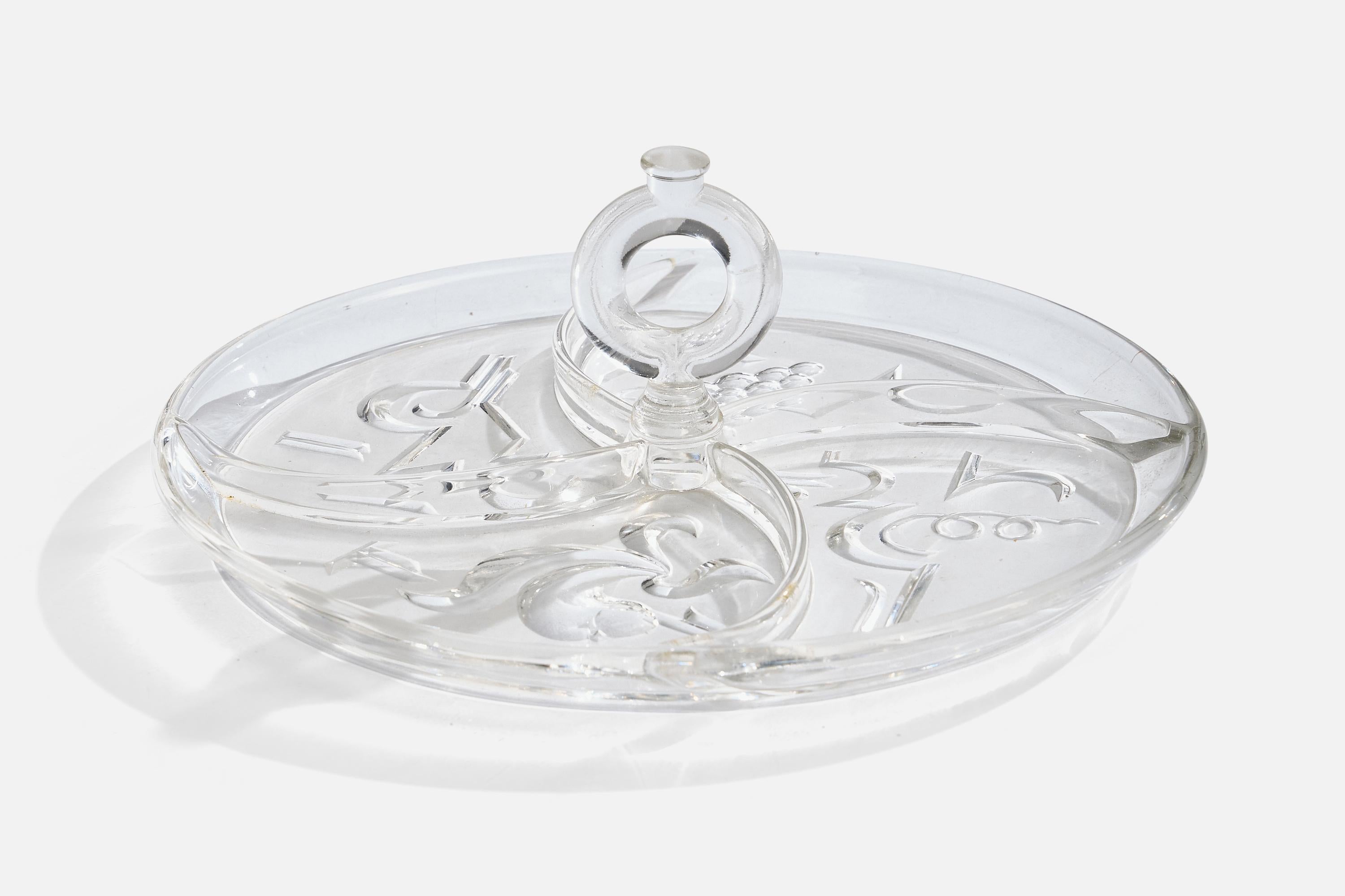 Plat de service conçu par Edvin Ollers et produit par Elme Glasbruk, Suède, C.C. 1920.

Dimensions totales (pouces) : 3.5 