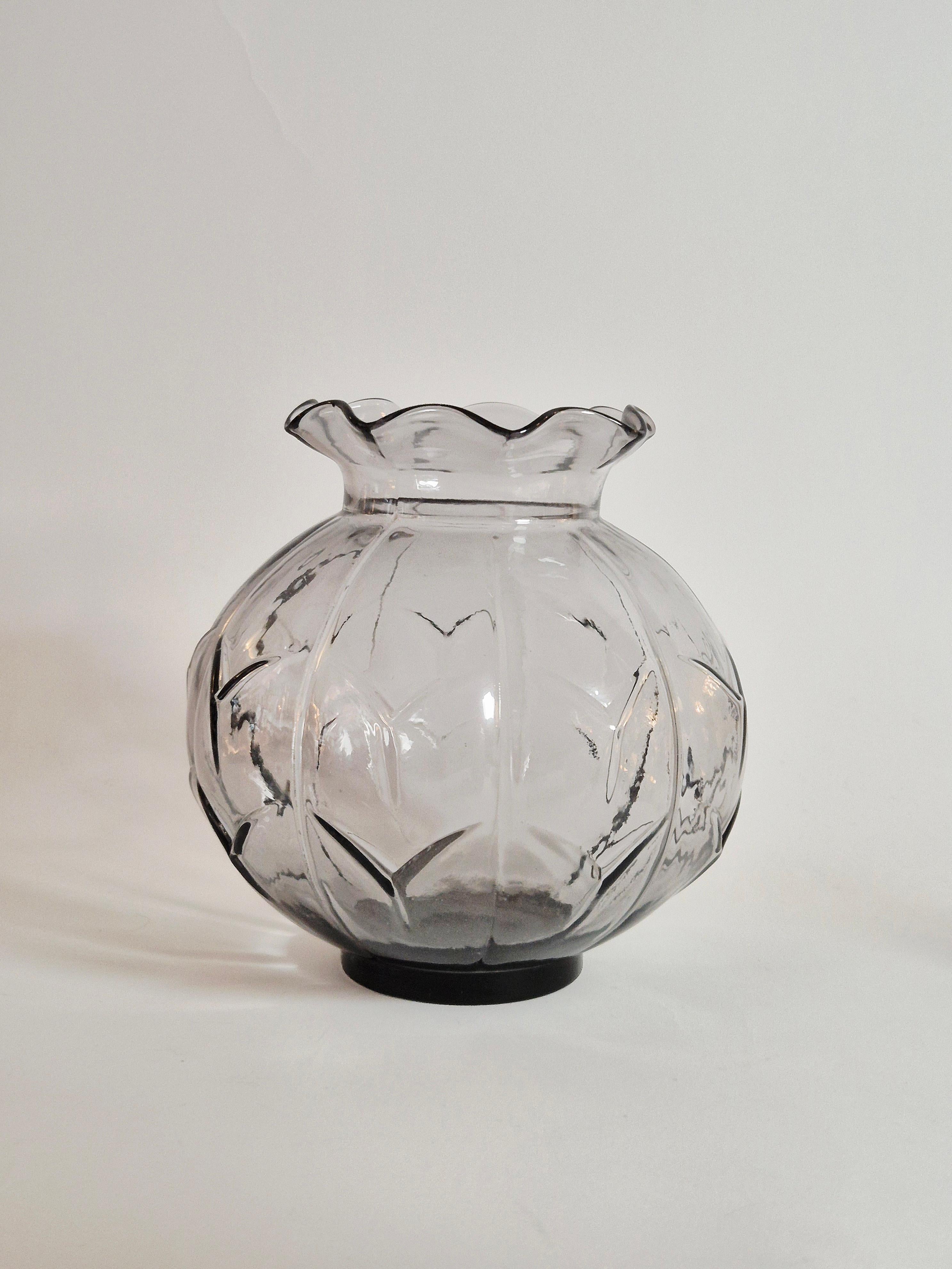 A  Véritable classique suédois, vase décoratif en verre, modèle Ove conçu par Edvin Ollers pour Elme Glasbruk 1930s, Swedish Modern. 

En bon état, signes normaux/petits signes d'utilisation et d'âge. 