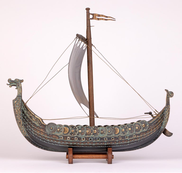 Sculpture Bateau Irlandais The Currach En Bronze Gris Genesis
