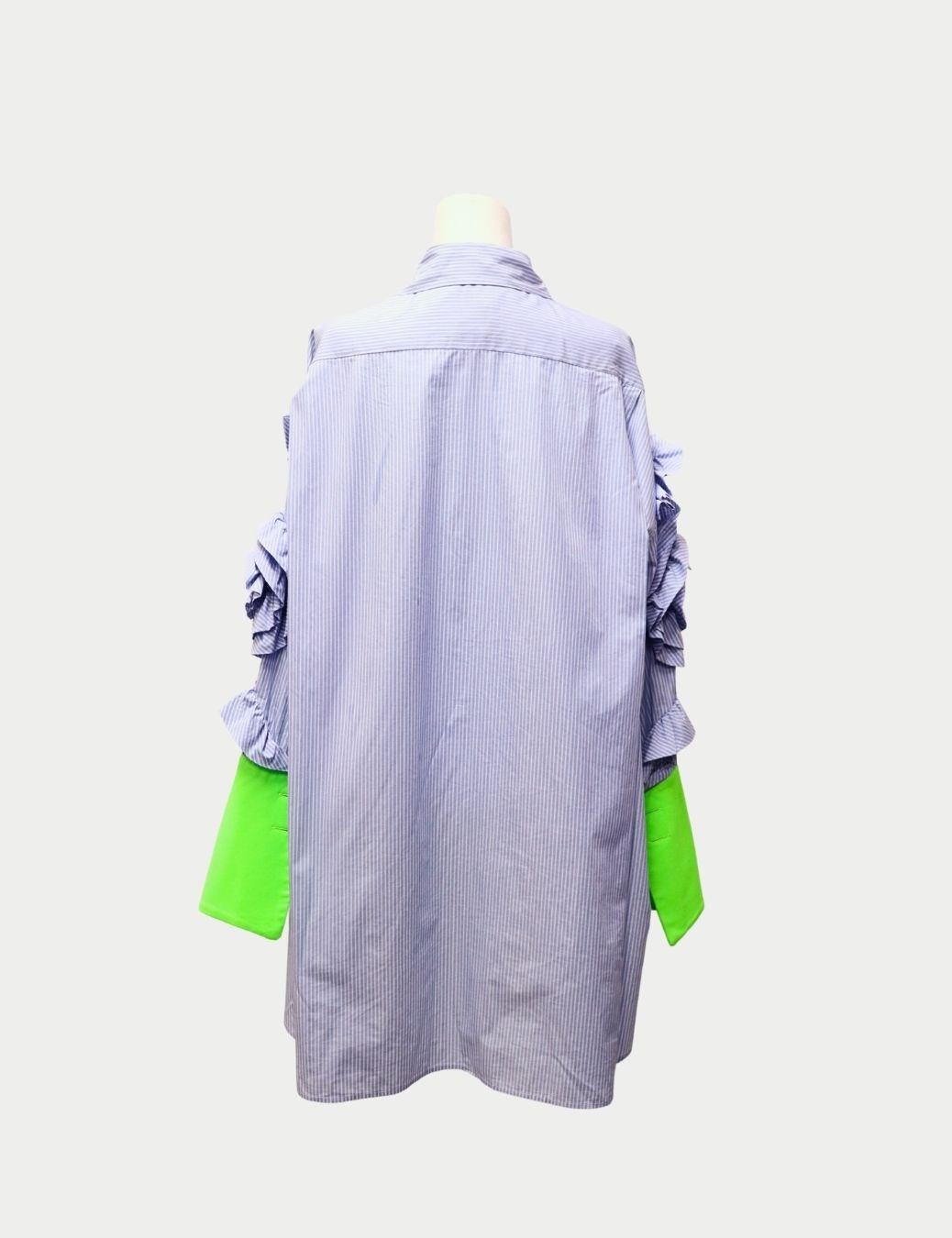 Grigio Edward Achour Paris - Camicia con volant a righe blu e polsini verde neon - EU 44 in vendita