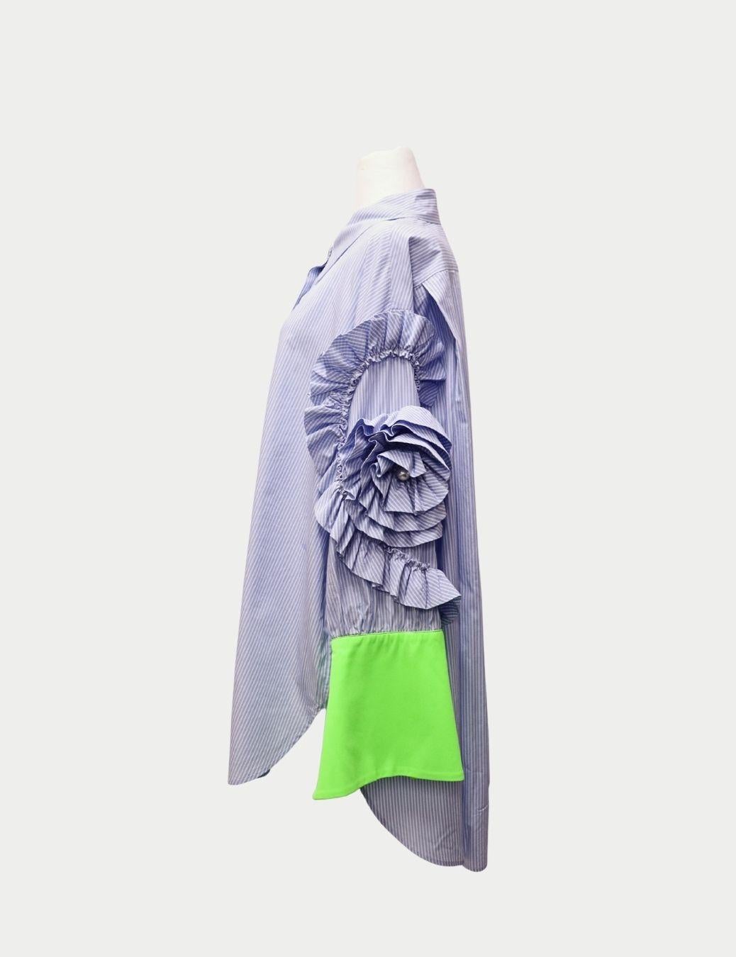 Edward Achour Paris - Camicia con volant a righe blu e polsini verde neon - EU 44 In condizioni buone in vendita a Amman, JO