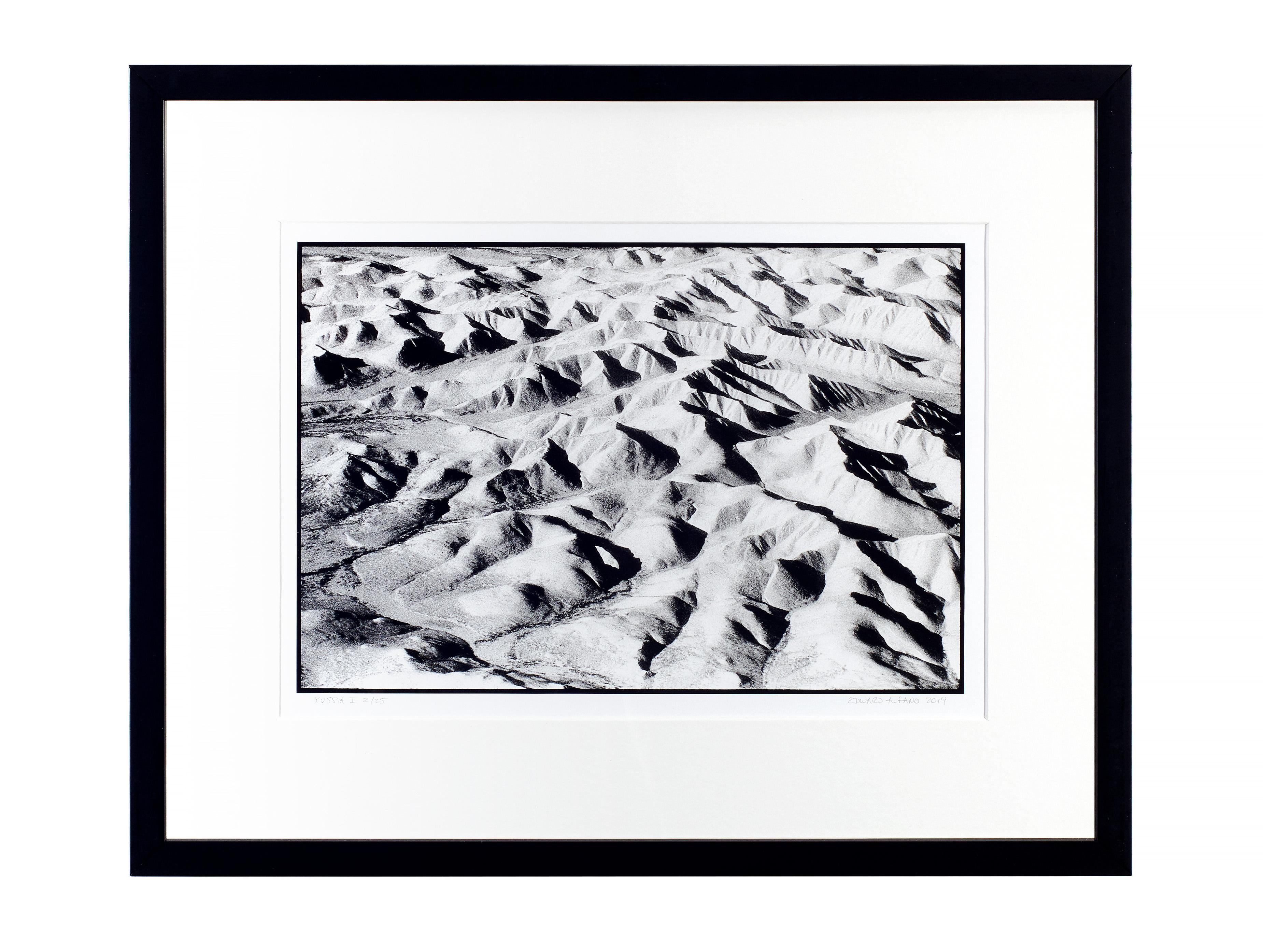 « Russie I » - Photographie aérienne contemporaine paysager aérienne (noir et blanc)  - Gris Landscape Photograph par Edward Alfano