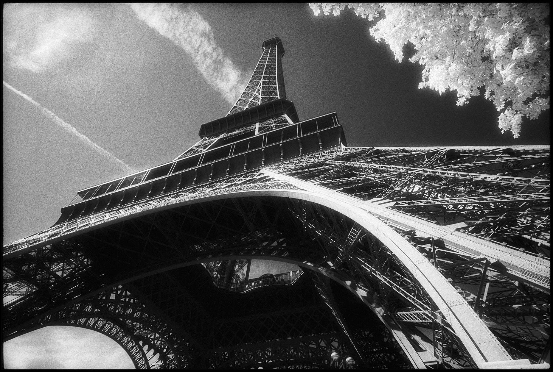 Edward Alfano Landscape Photograph – ""Tour Eiffel"" - Schwarz-Weiß-Fotografie der Eiffeltur in Paris, Frankreich