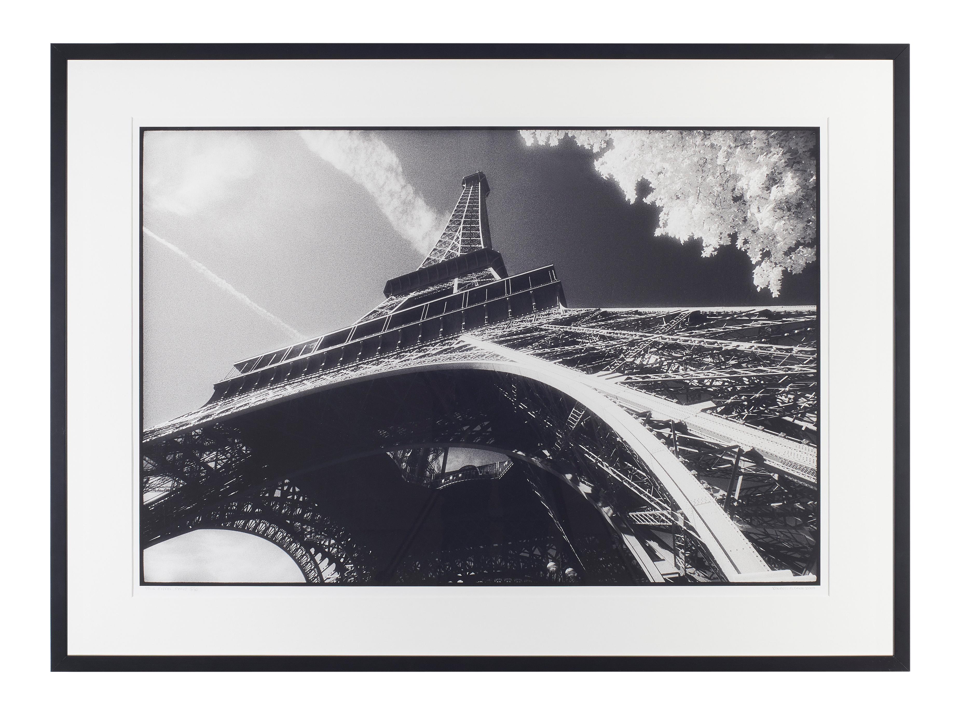 « Tour Eiffel », photographie en noir et blanc de la tour Eiffel à Paris, France - Photograph de Edward Alfano