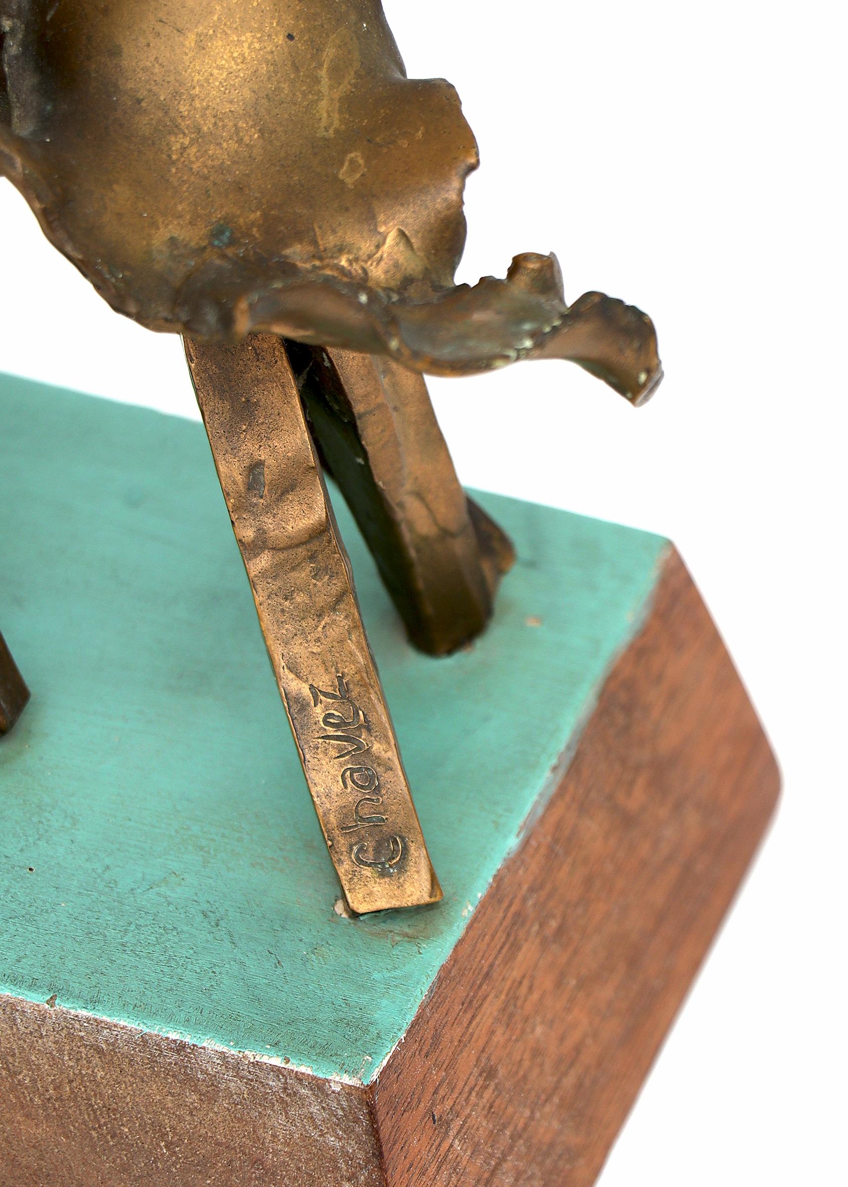 Chama, sculpture abstraite en bronze moderne du milieu du siècle dernier avec socle en bois, années 1960 - Sculpture de Edward Arcenio Chavez