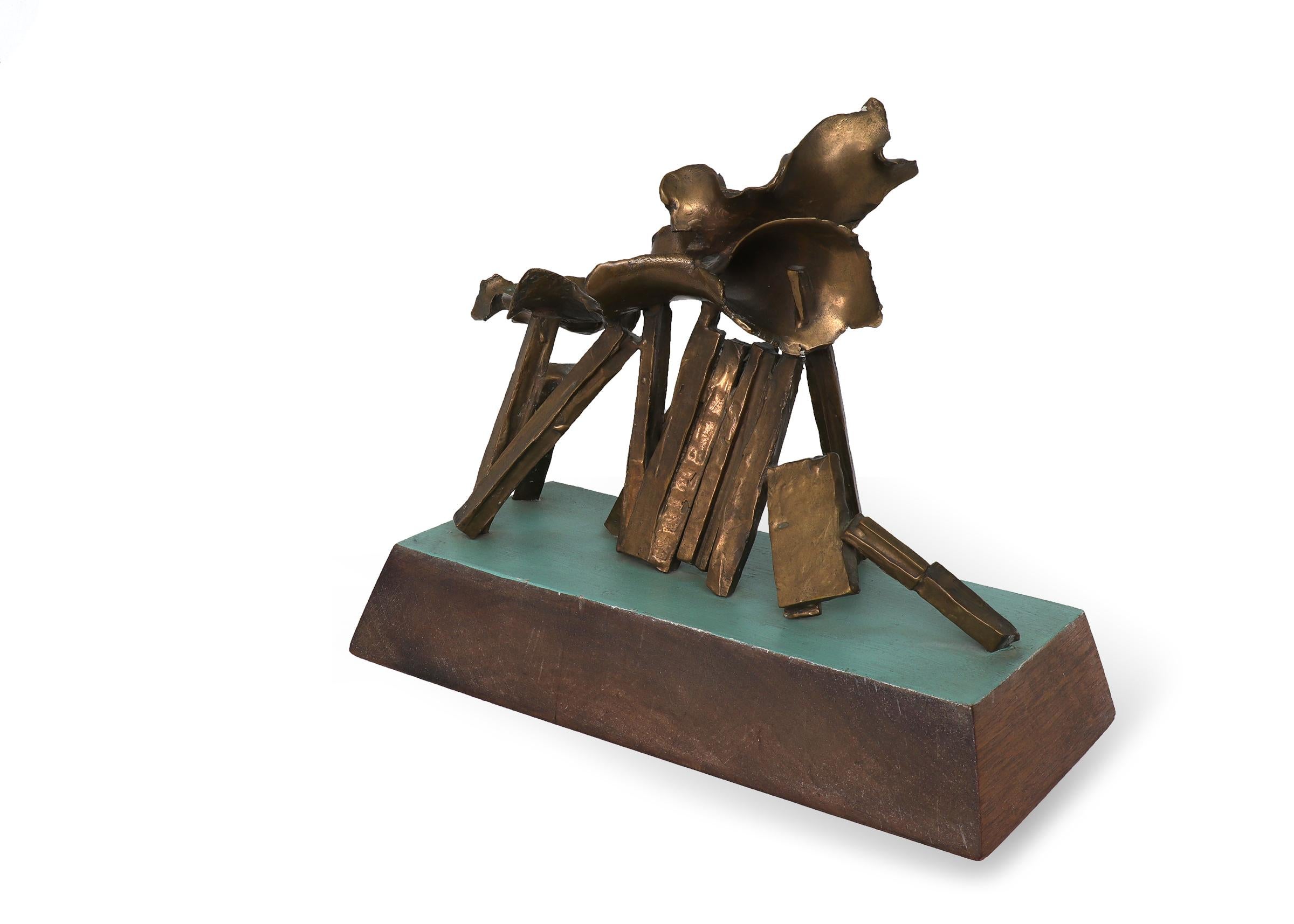 Chama Chama, abstrakte Bronzeskulptur mit Holzsockel, Mid-Century Modern, 1960er Jahre (Abstrakt), Sculpture, von Edward Arcenio Chavez