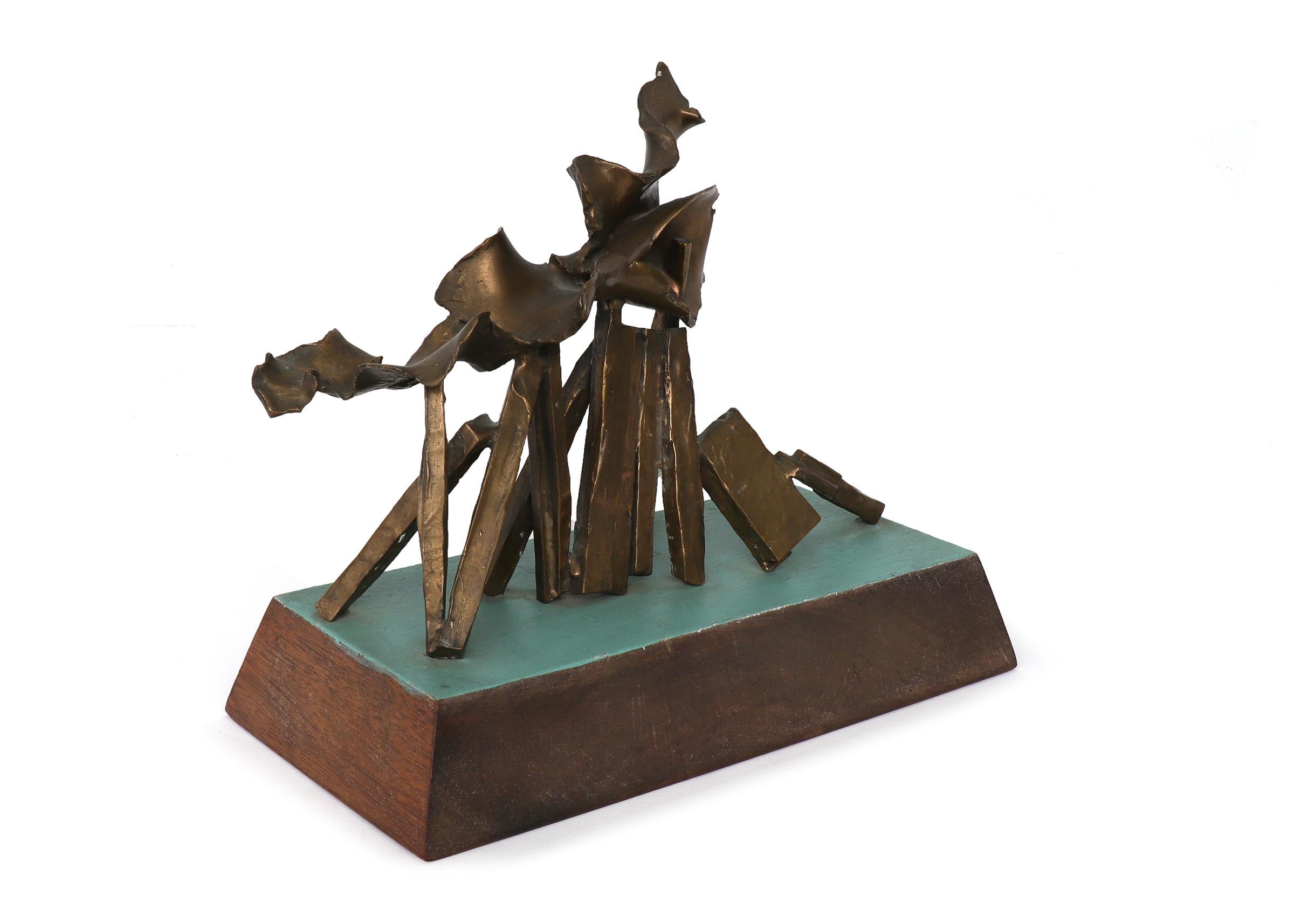 Chama, sculpture abstraite en bronze moderne du milieu du siècle dernier avec socle en bois, années 1960 - Or Still-Life Sculpture par Edward Arcenio Chavez