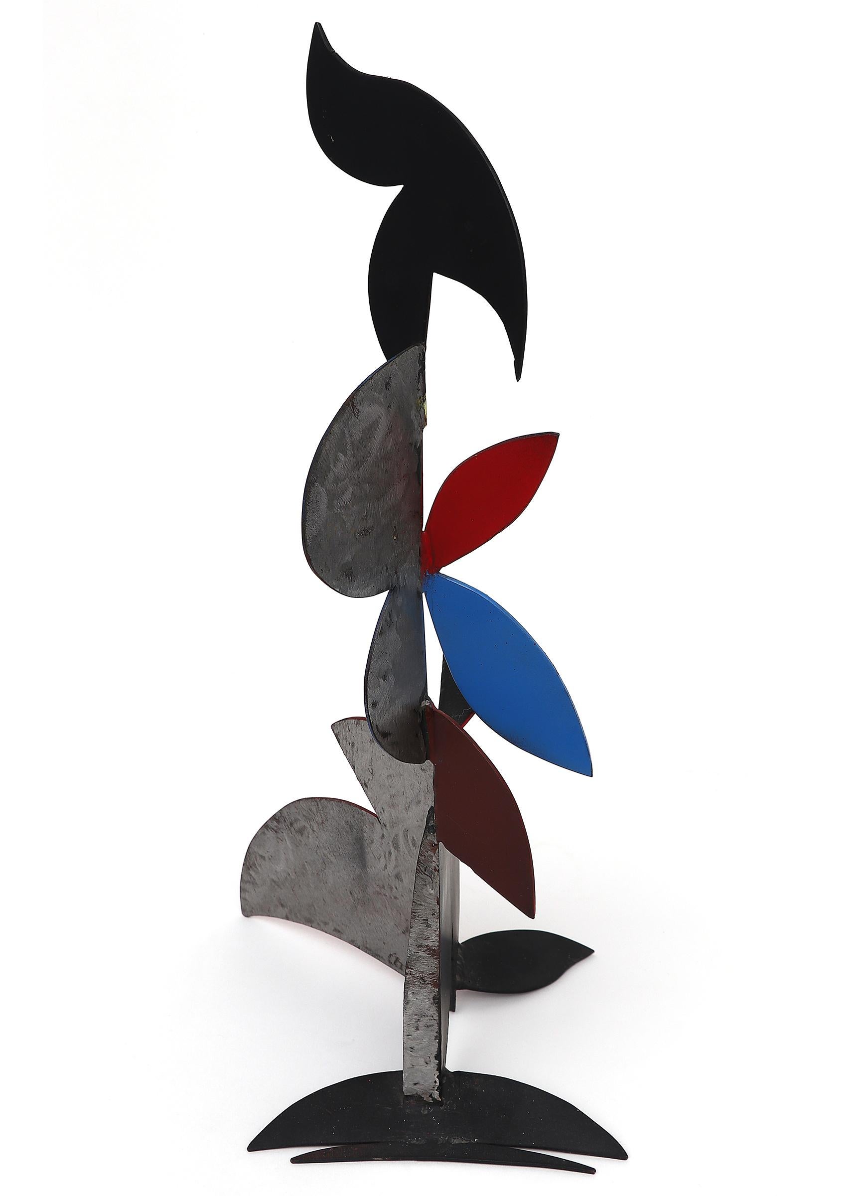 Abstrakte bemalte Metallskulptur von Edward (Eduardo) Arcenio Chavez (1917-1995). Gemalt in den drei Grundfarben: Rot, Blau und Gelb. Die Skulptur misst 16 ½ x 7 x 11 Zoll. 

Über den Künstler:

Geboren 1917
Gestorben 1995

Der in Wagonmound, New