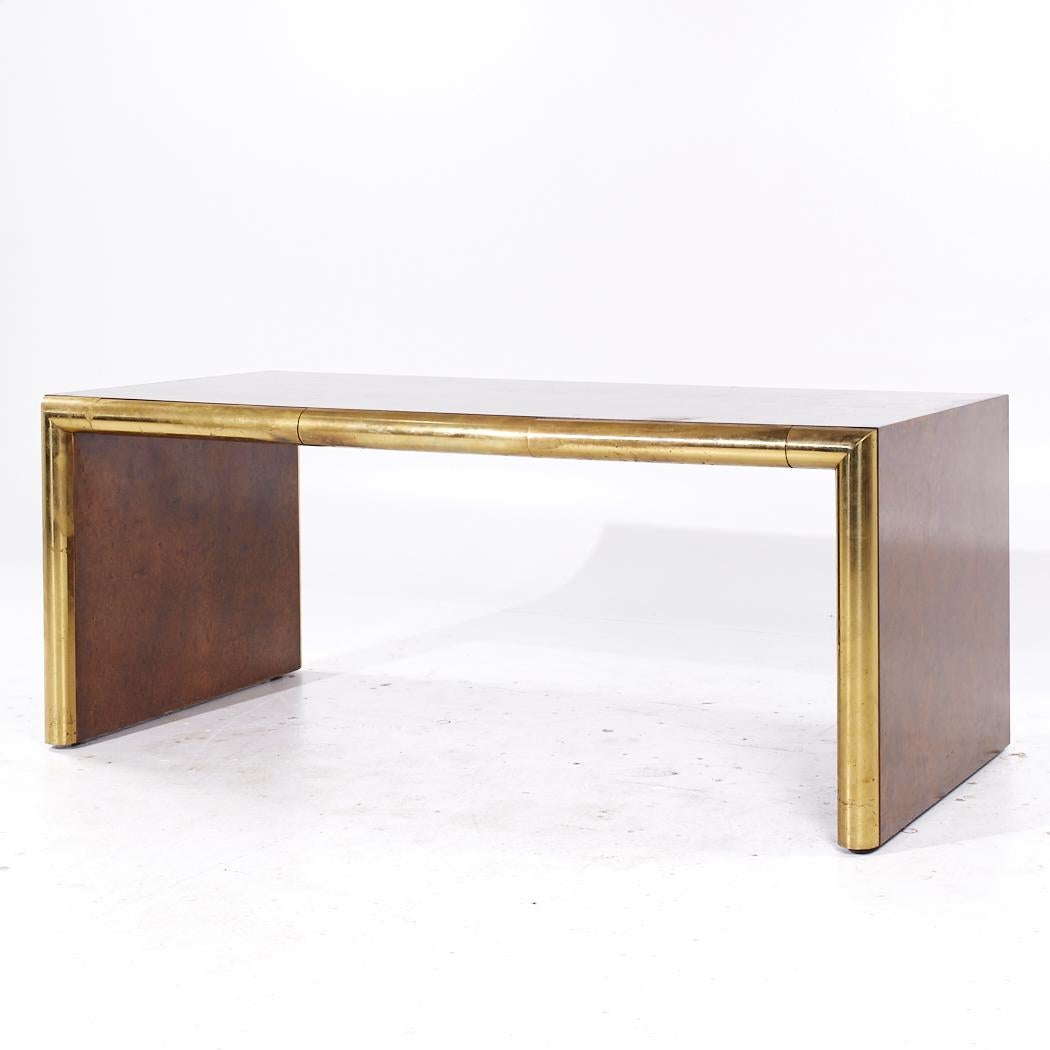 Mid-Century moderno Edward Axel Roffman Associates Scrivania di Burlwood e ottone del metà secolo in vendita