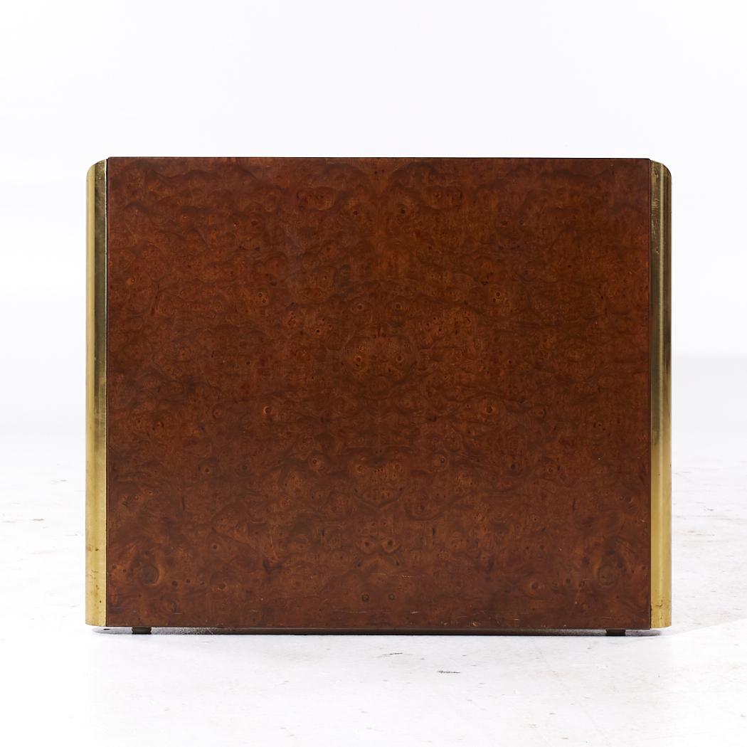 Americano Edward Axel Roffman Associates Scrivania di Burlwood e ottone del metà secolo in vendita