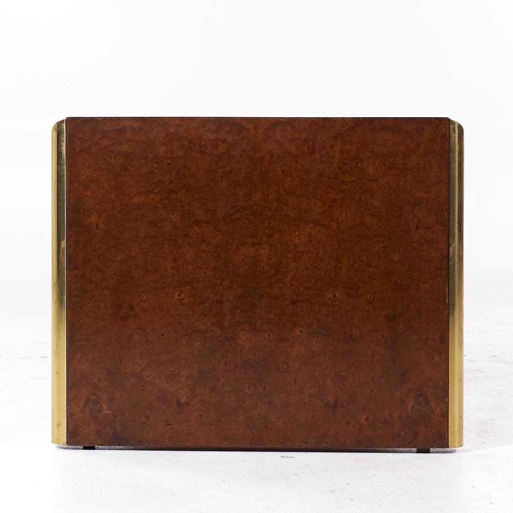 Fine XX secolo Edward Axel Roffman Associates Scrivania di Burlwood e ottone del metà secolo in vendita