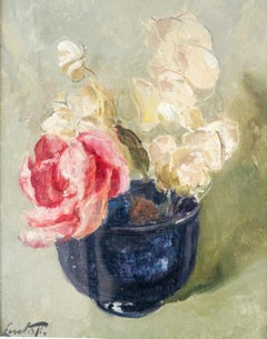 Camelia e orchidee bianche in un vaso blu