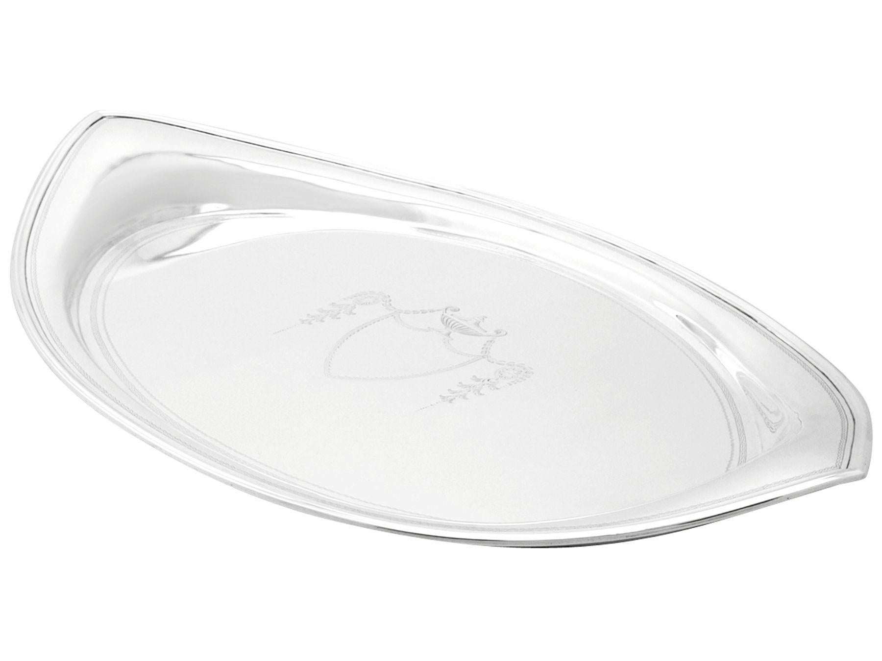 Edward Barnard & Sons Ltd Bandeja eduardiana de plata de ley de 1908 Inglés en venta