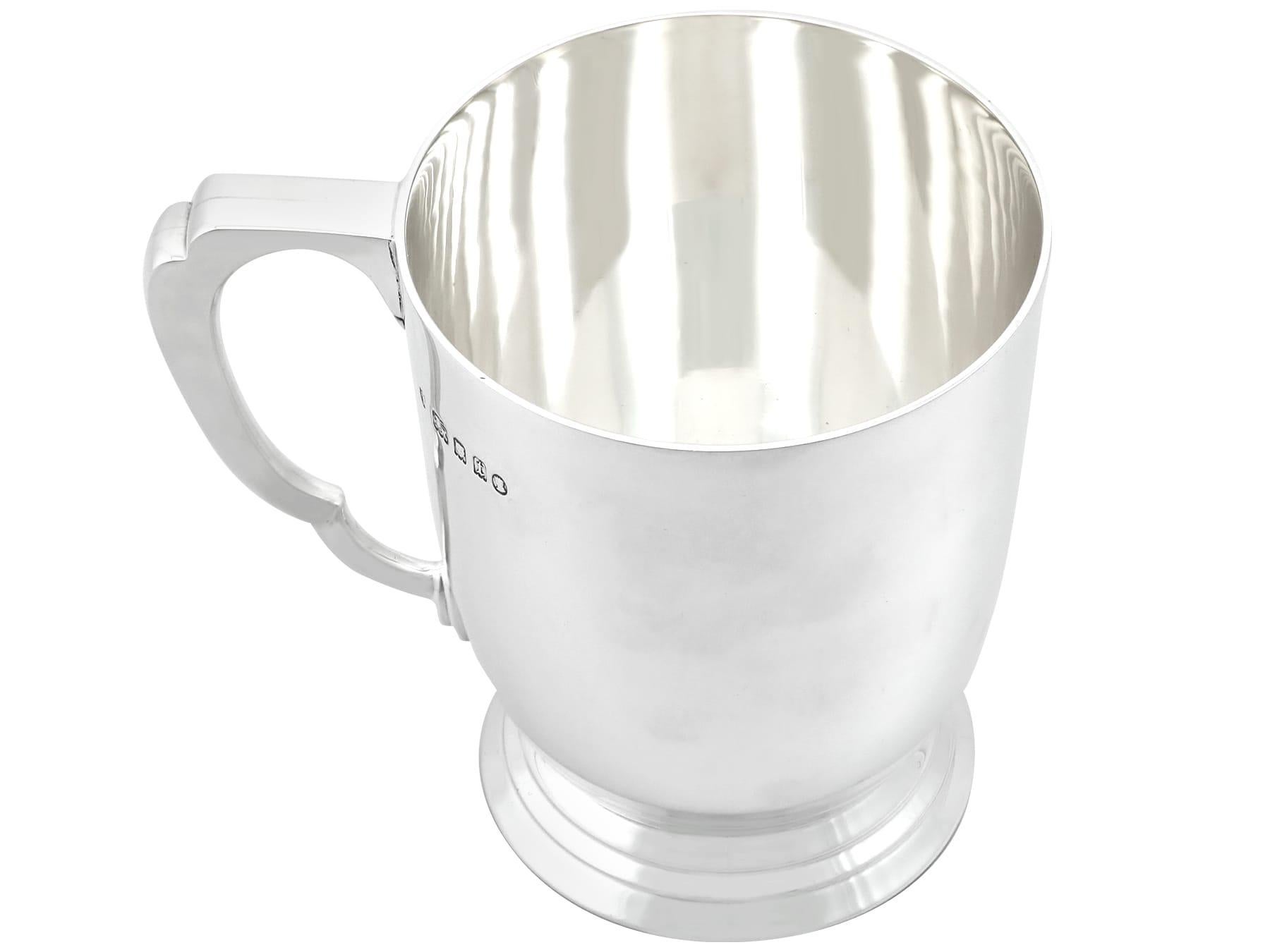 An exceptional, fine and impressive antique George V English sterling silver pint mug made by Edward Barnard & Sons Ltd in the Art Deco style; an addition to our wine and drinks related silverware collection

This exceptional antique George V