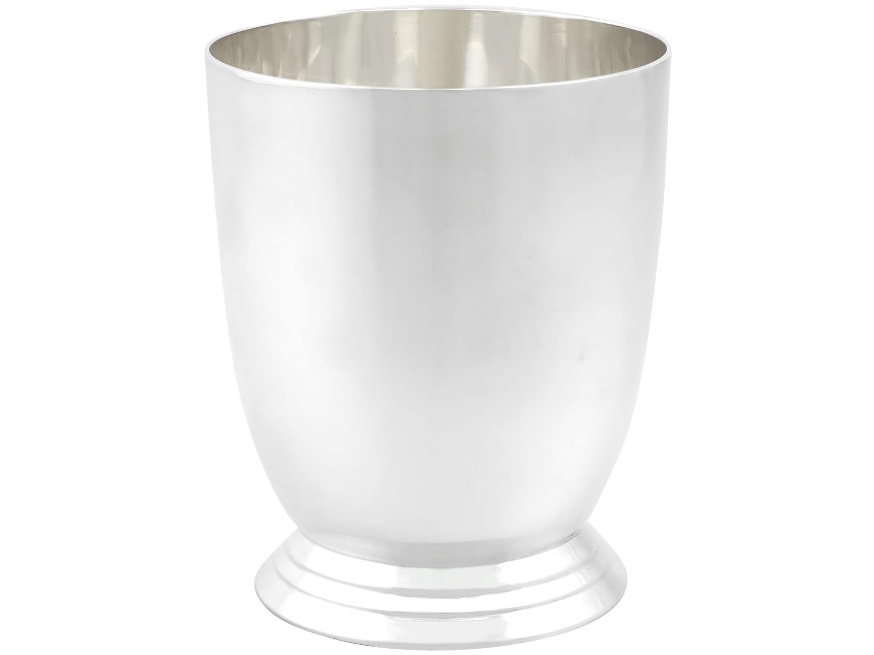 Edward Barnard & Sons Ltd Antique Art Deco Sterling Silver Pint Mug In Excellent Condition For Sale In Jesmond, Newcastle Upon Tyne