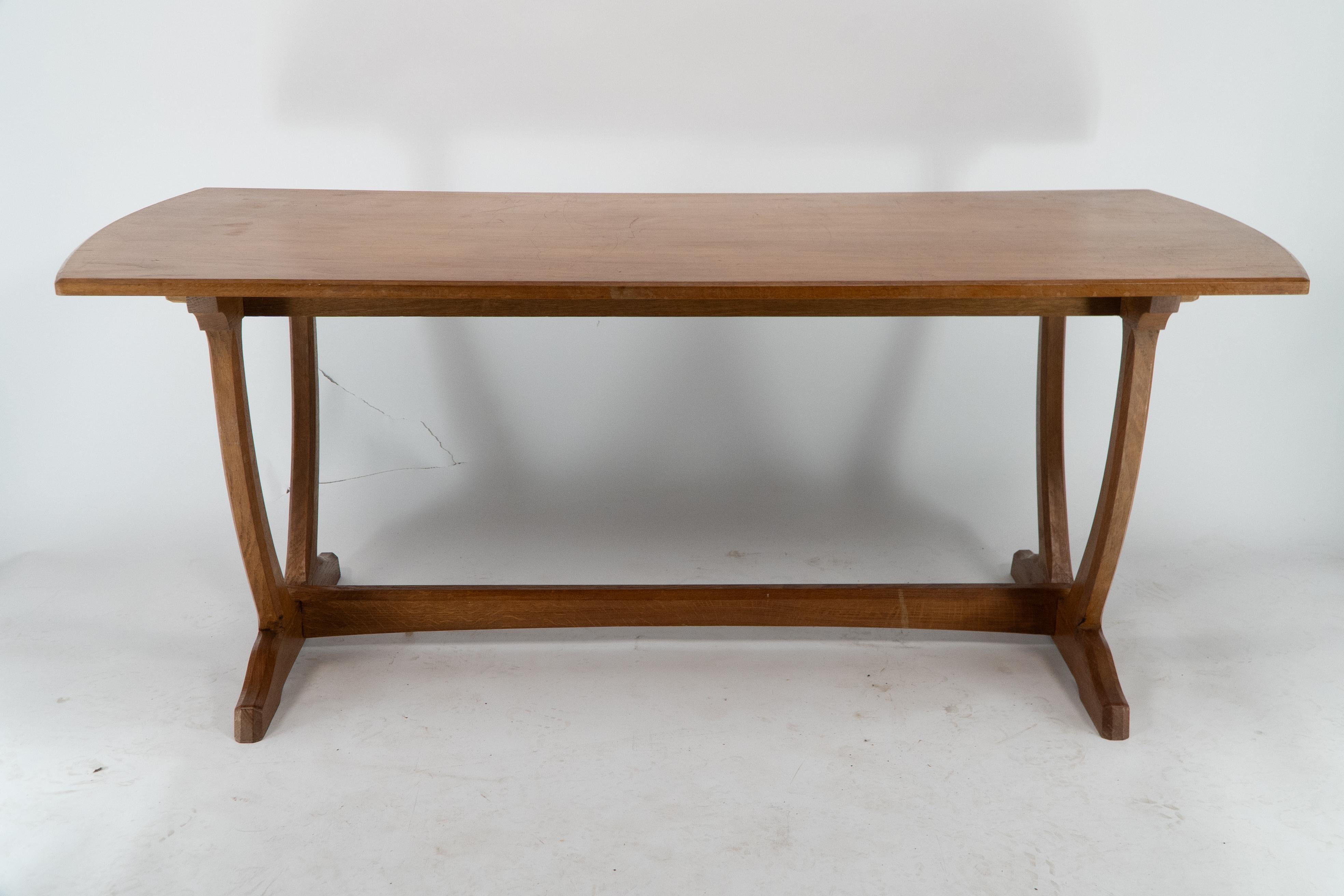 Edward Barnsley. Table basse en chêne de l'école Cotswold Arts & Crafts avec base en forme de U. Une table de qualité avec une construction à tenons et chevilles traversants.